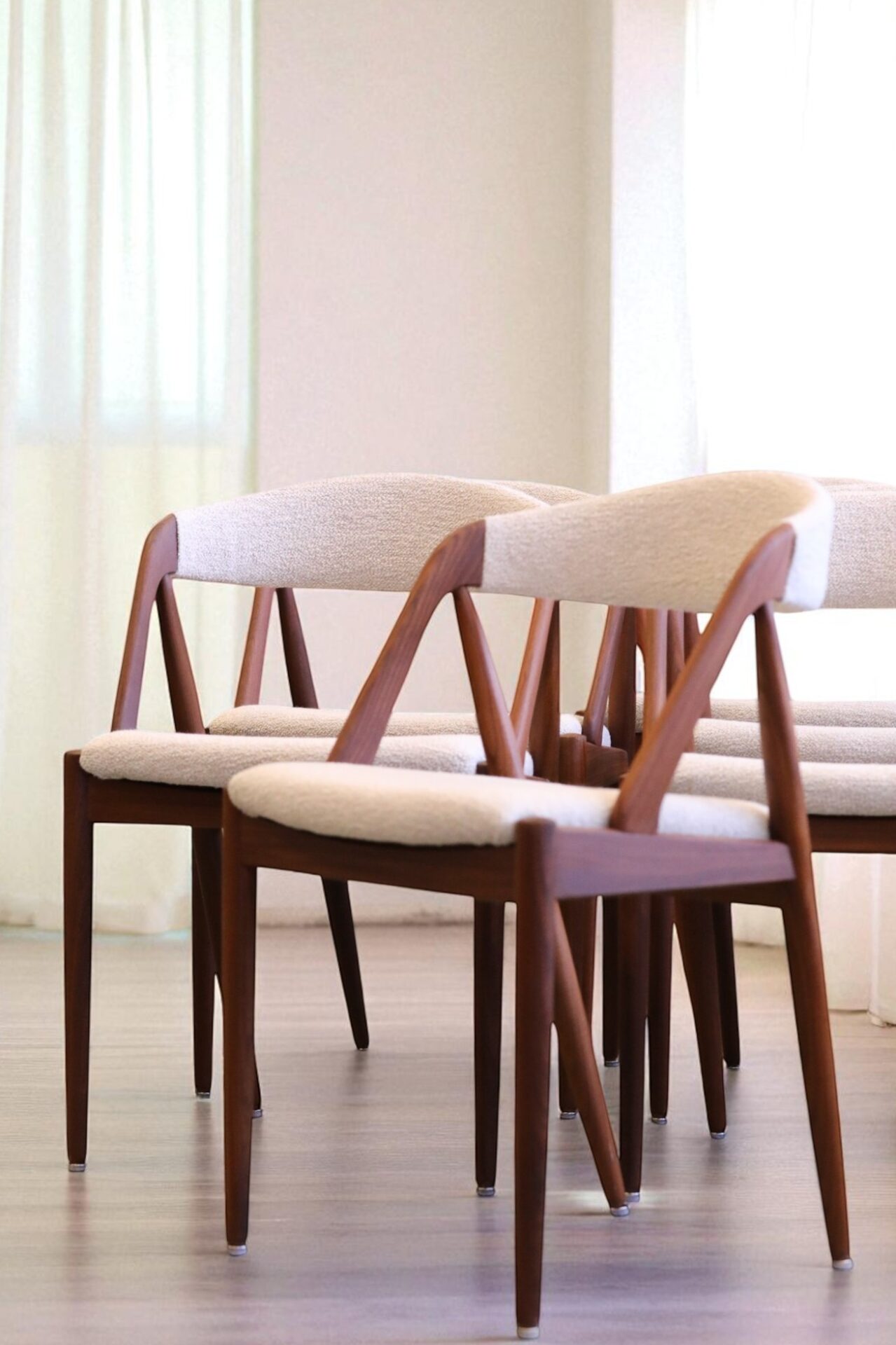 Läs mer om artikeln På ingång/lager! Kai Kristiansen stol modell 31 i teak. 50 cm bred