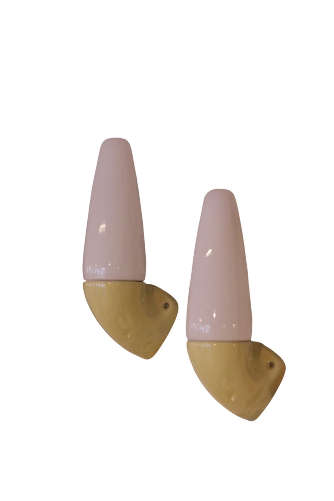 Läs mer om artikeln Vägglampor 6035 i gult Sigvard Bernadotte Ifö. 29 cm höga