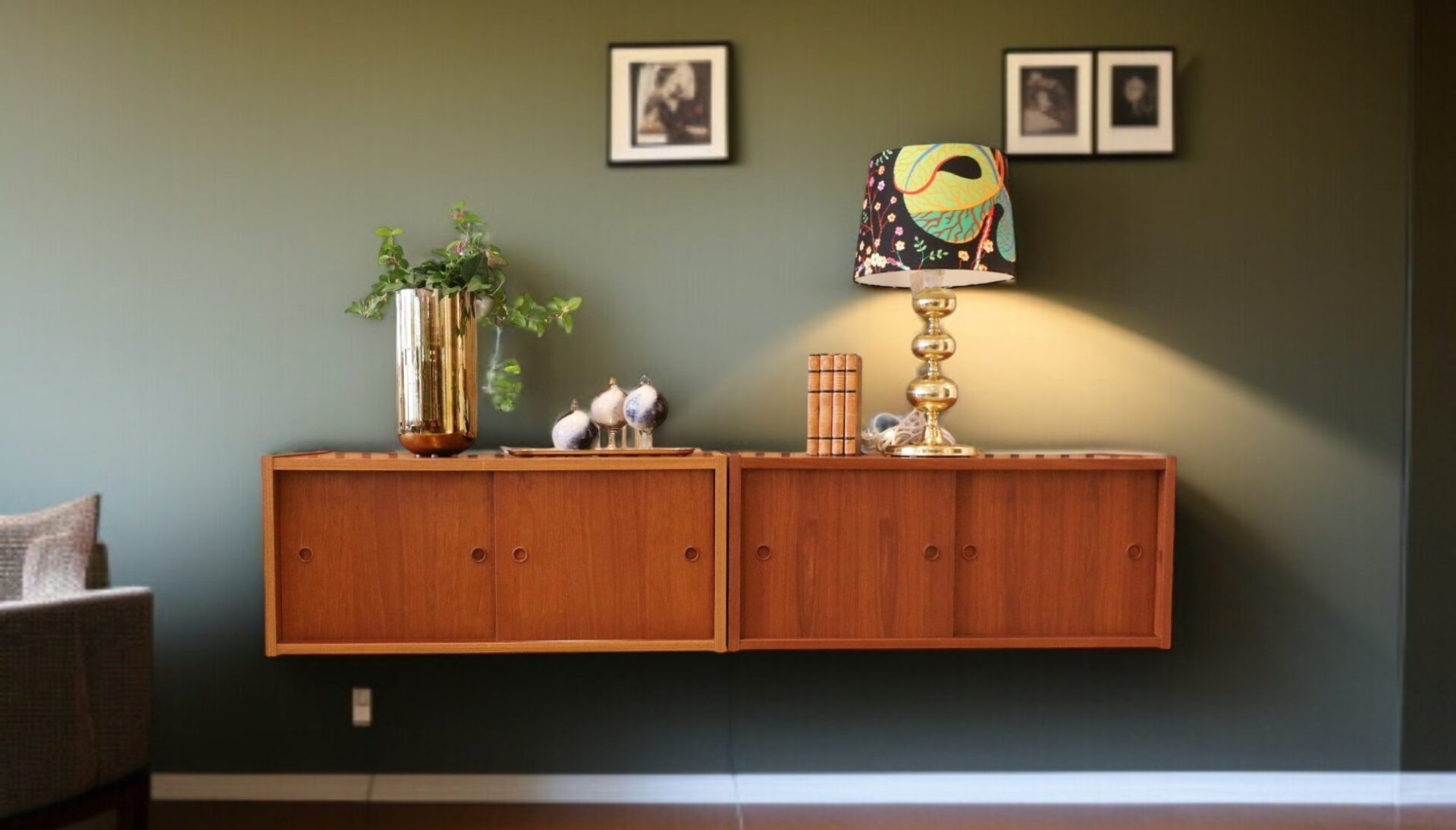 Läs mer om artikeln Danskt vägghängt skåp i teak. 82x35x35 cm