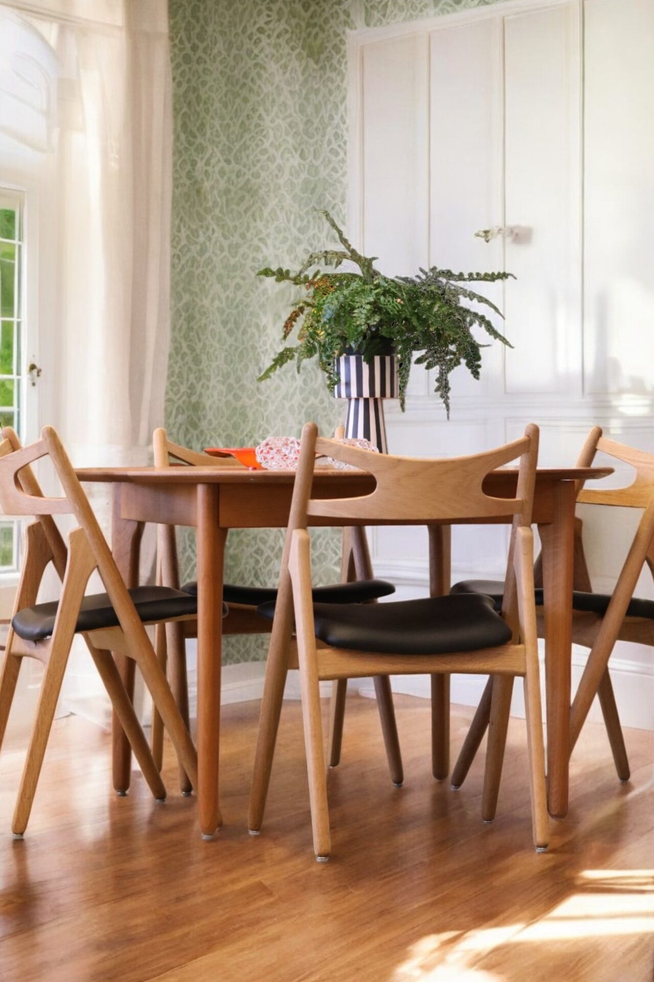 Läs mer om artikeln Vodder Vamo matbord nyfanerat i ek. 120 ø+2×60.5 cm