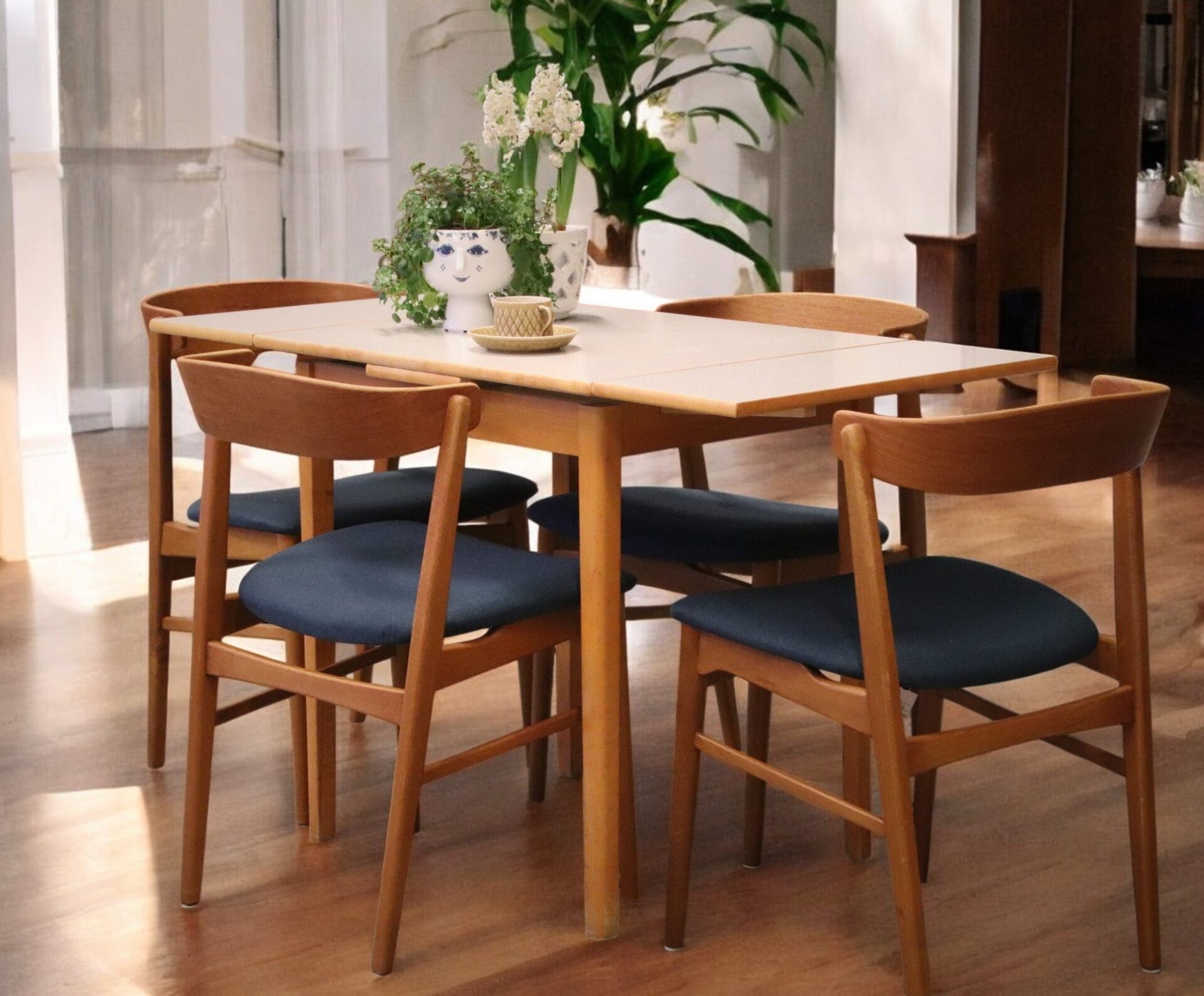 Läs mer om artikeln Matbord VirrVarr Sigvard Bernadotte. 79x69x75+2×28 cm