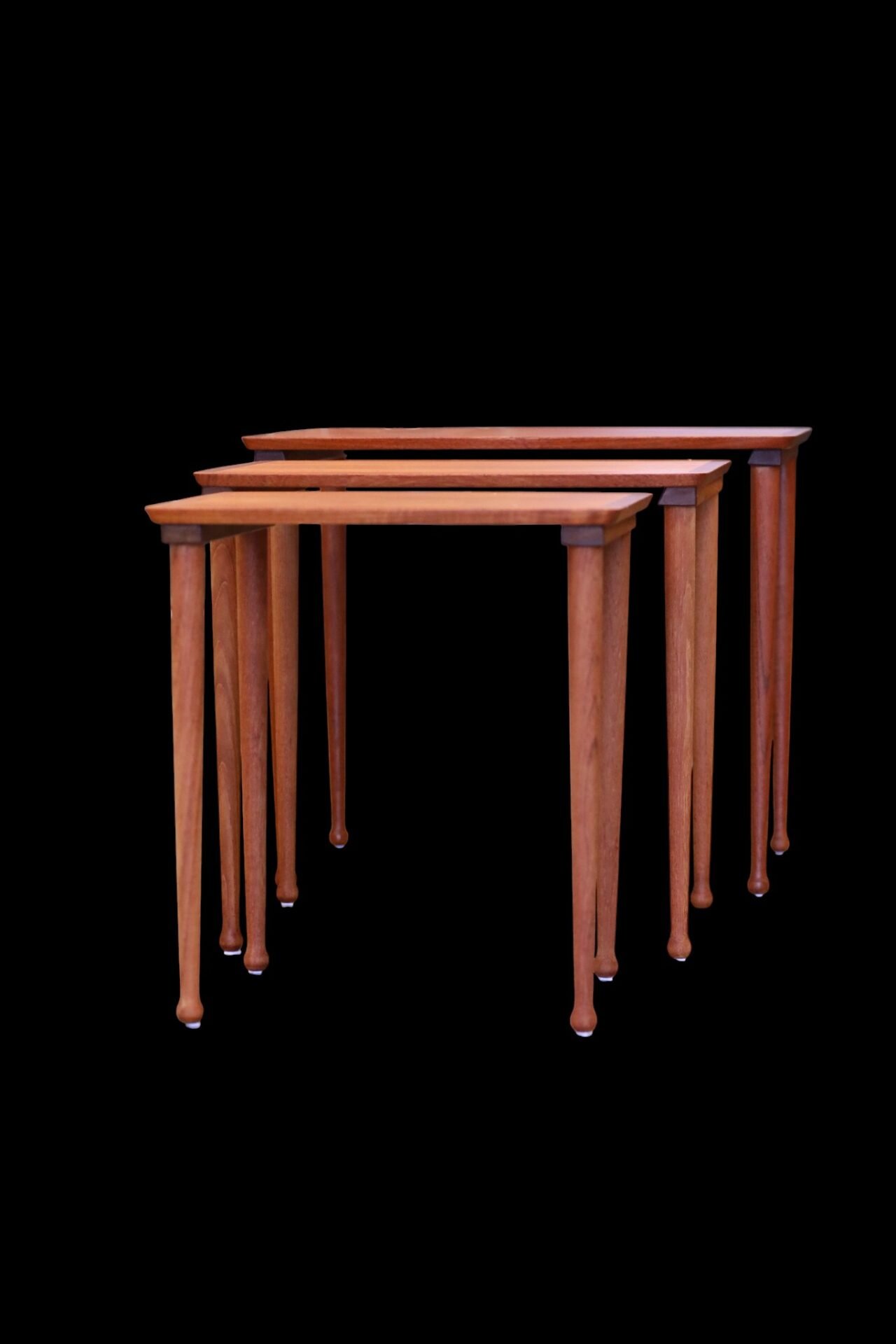 Läs mer om artikeln Jørgen Aakjær Jørgensen Danmark satsbord i teak. 55x44x46 cm. Reserverat