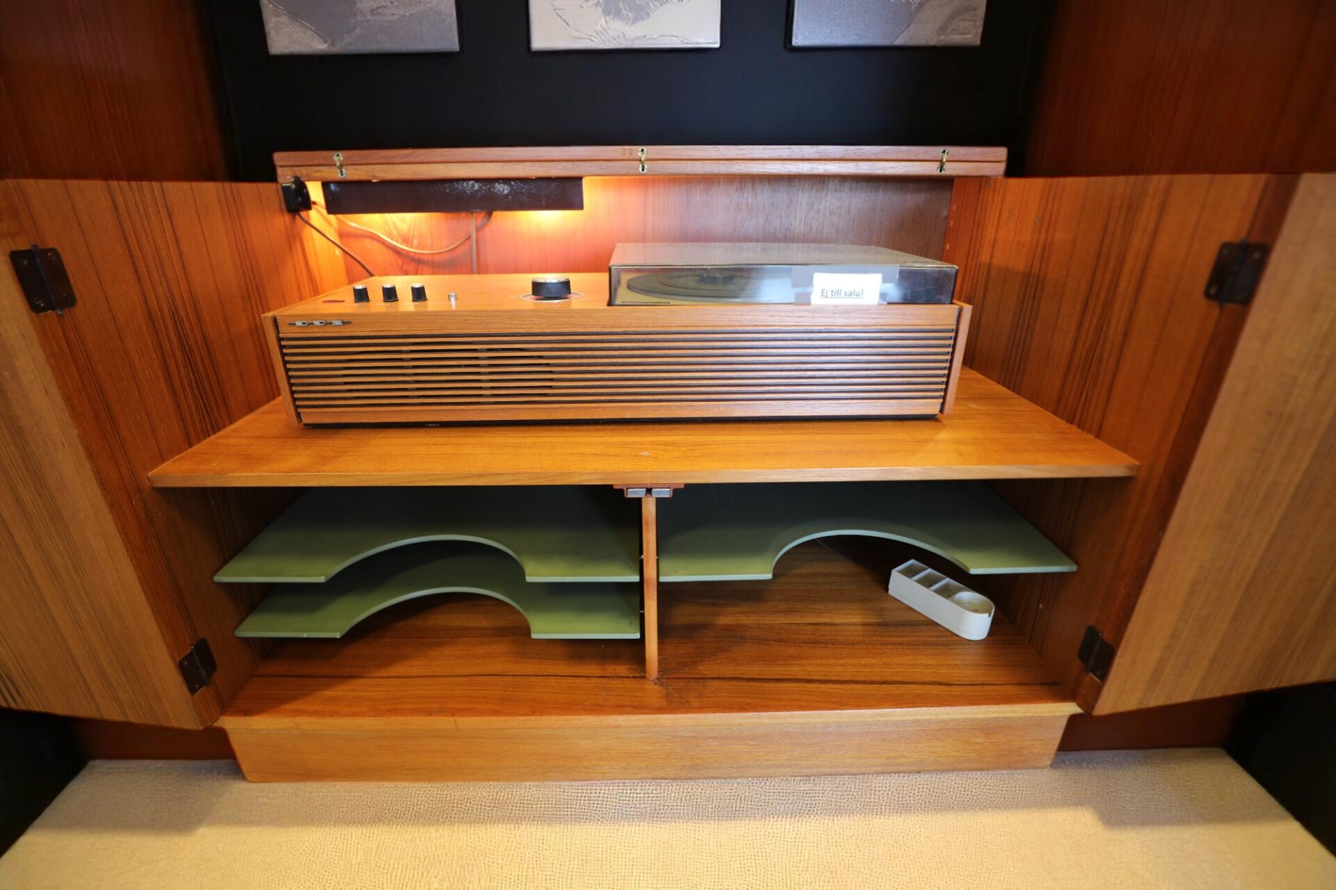 Läs mer om artikeln Kai Kristiansen mediaförvaring i teak. 86x45x60 cm