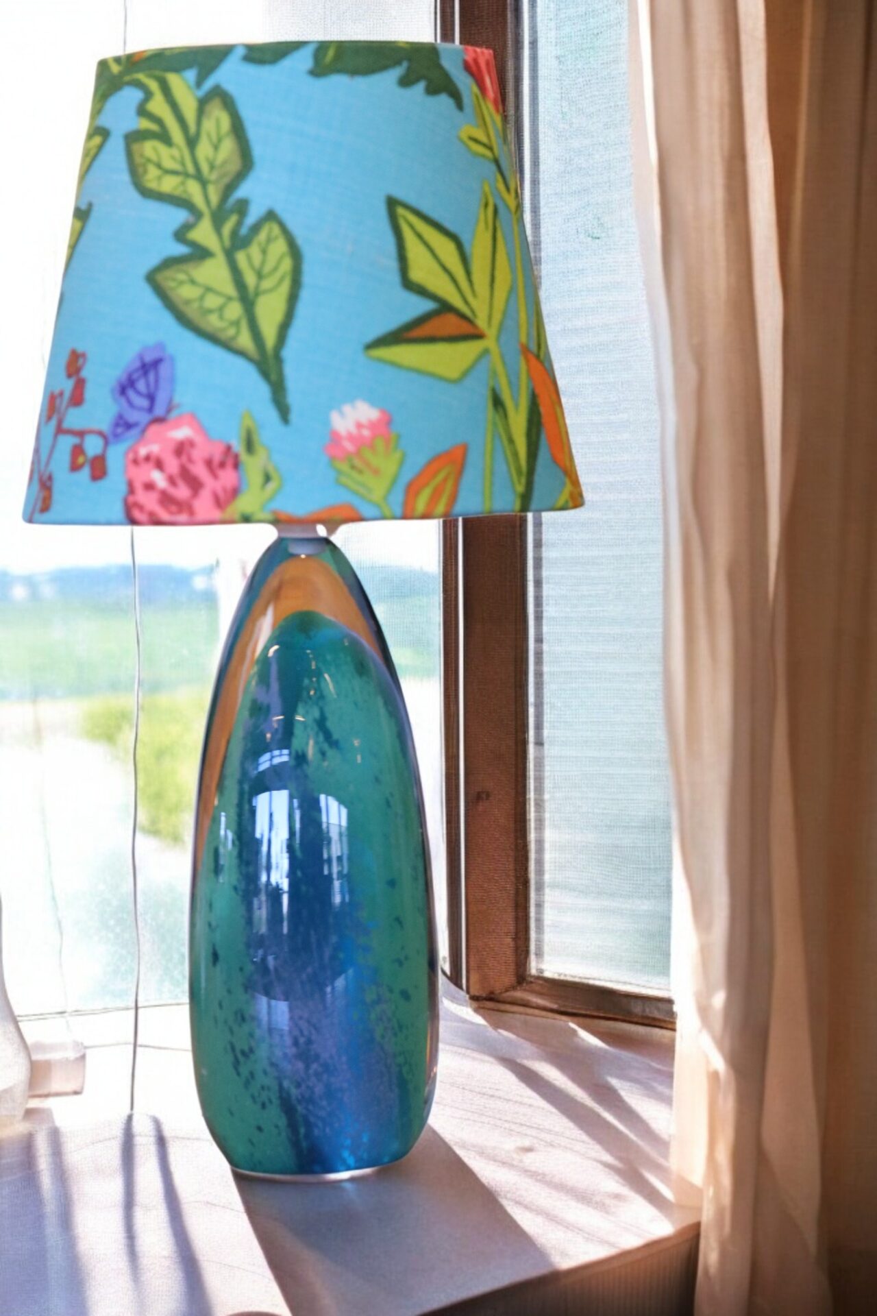 Läs mer om artikeln Lampskärm i tyget Aurora i linne Jobs handtryck