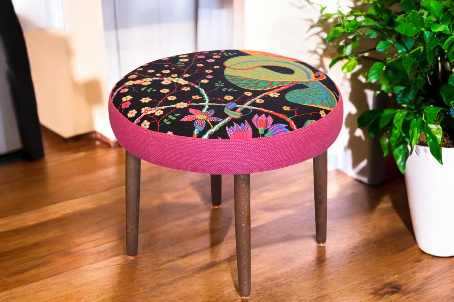 Läs mer om artikeln Rund pall klädd i Teheran & Vägen Svenskt Tenn. 48 cm ø