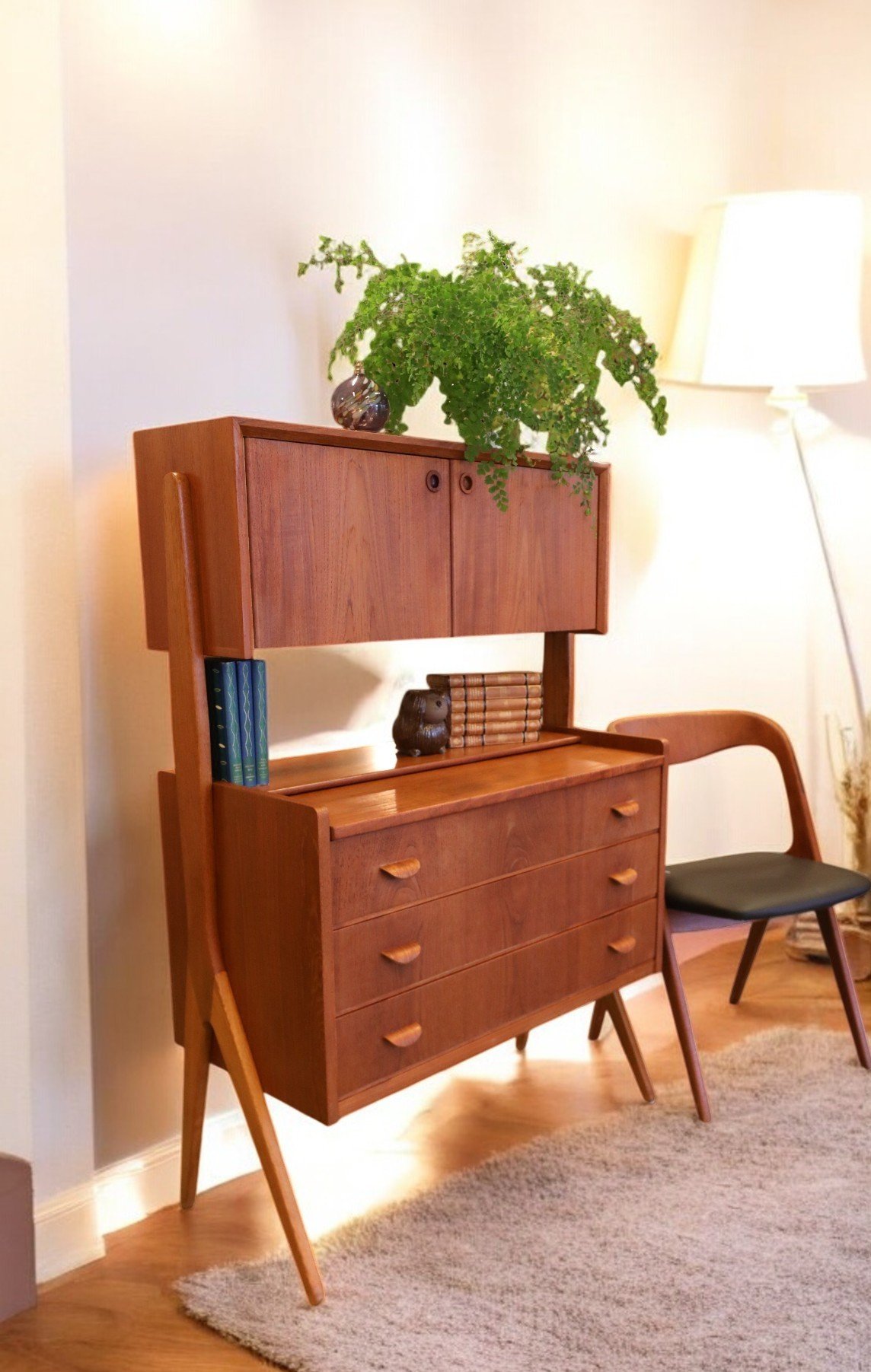 Läs mer om artikeln Ørum Møbelfabrik barskåp/sminkbyrå i teak. 88x42x129 cm