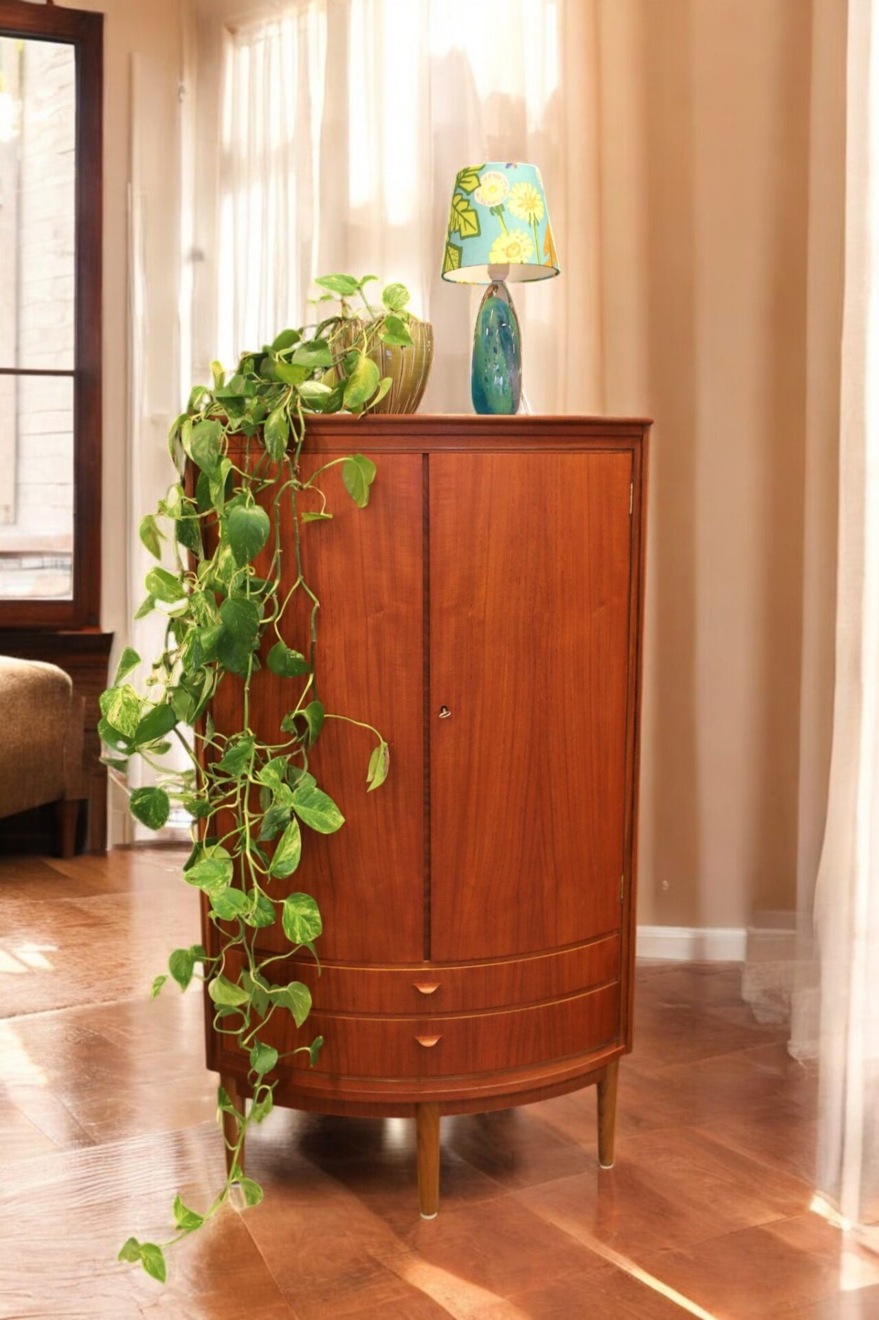 Läs mer om artikeln Agner Christoffersen hörnskåp med välv front. 81x57x140 cm