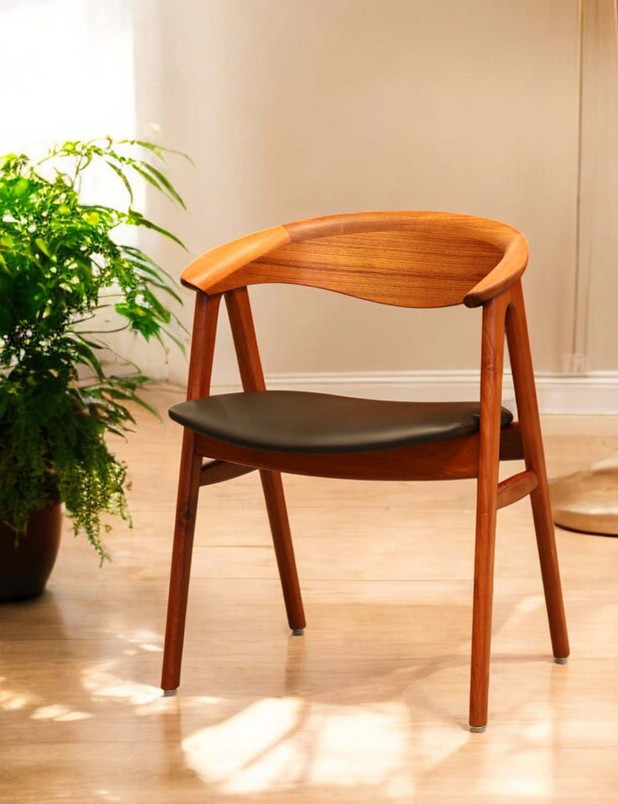 Läs mer om artikeln Erik Kirkegaard mod 52 karmstol i teak och skinn. 57 cm bred