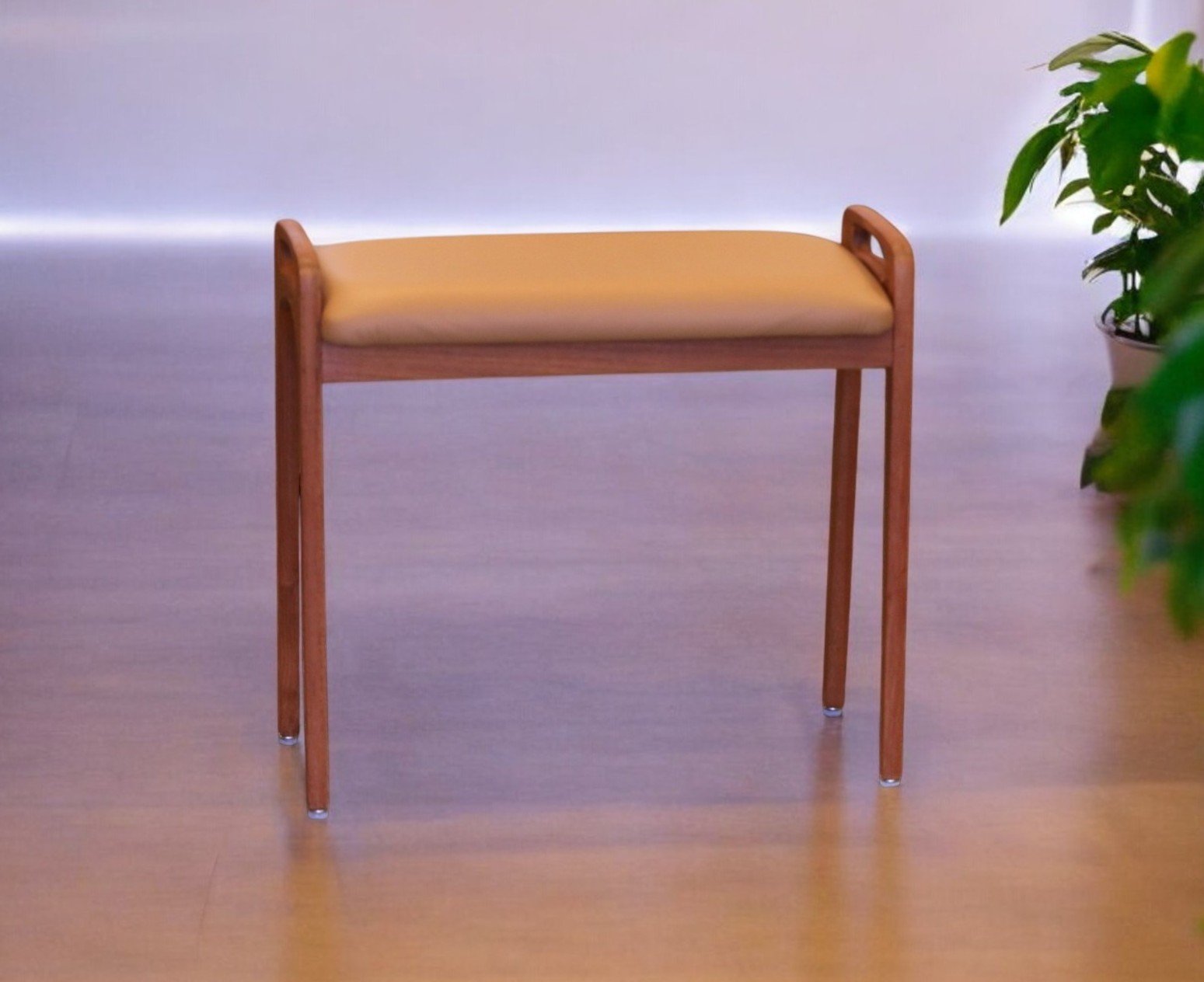 Läs mer om artikeln Dansk pall i teak med handtag. 62x32x58 cm