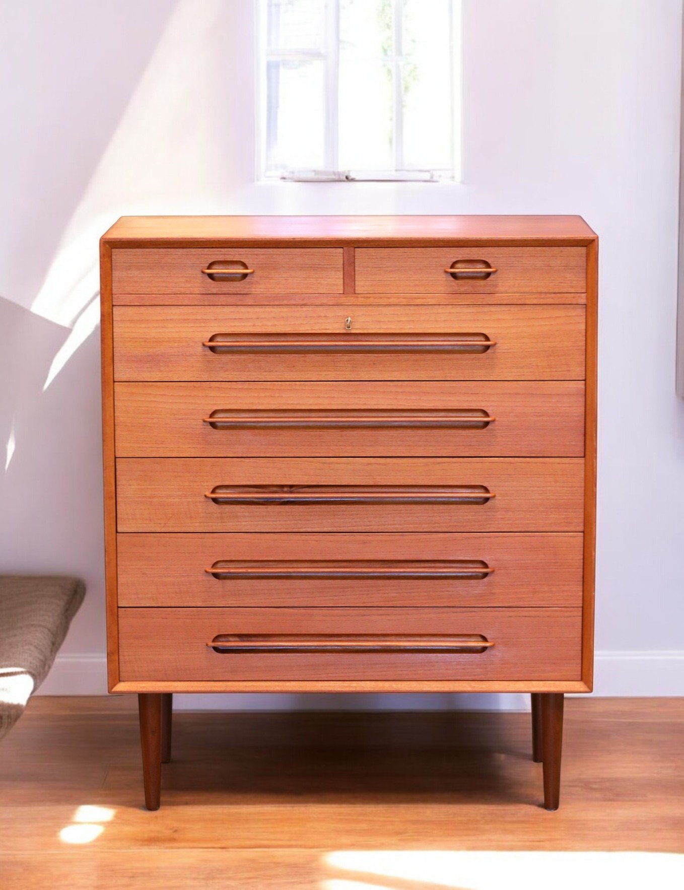 Läs mer om artikeln Ejvind A. Johansson byrå modell 91 i teak. 90x45x109 cm