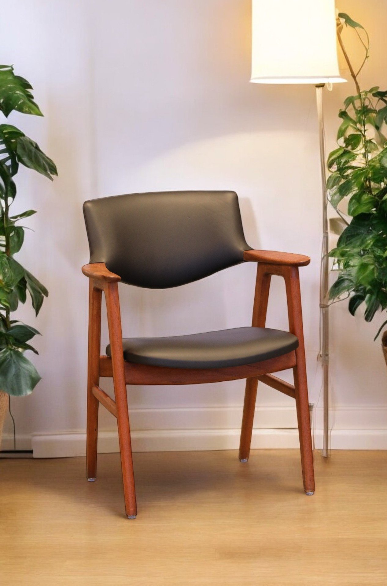 Läs mer om artikeln På lager! Erik Kirkegaard Høng Stolefabrik karmstol/fåtölj i teak