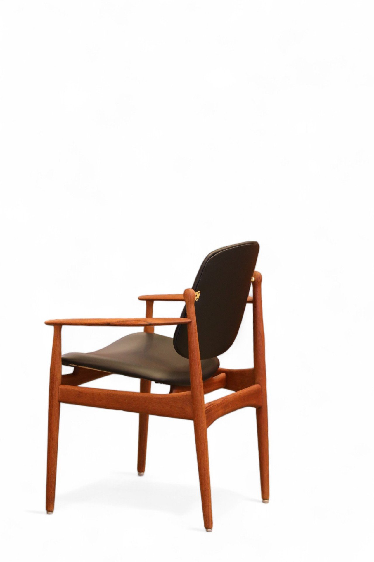 Läs mer om artikeln Arne Vodder France & søn karmstol/fåtölj FD 188 i teak och skinn