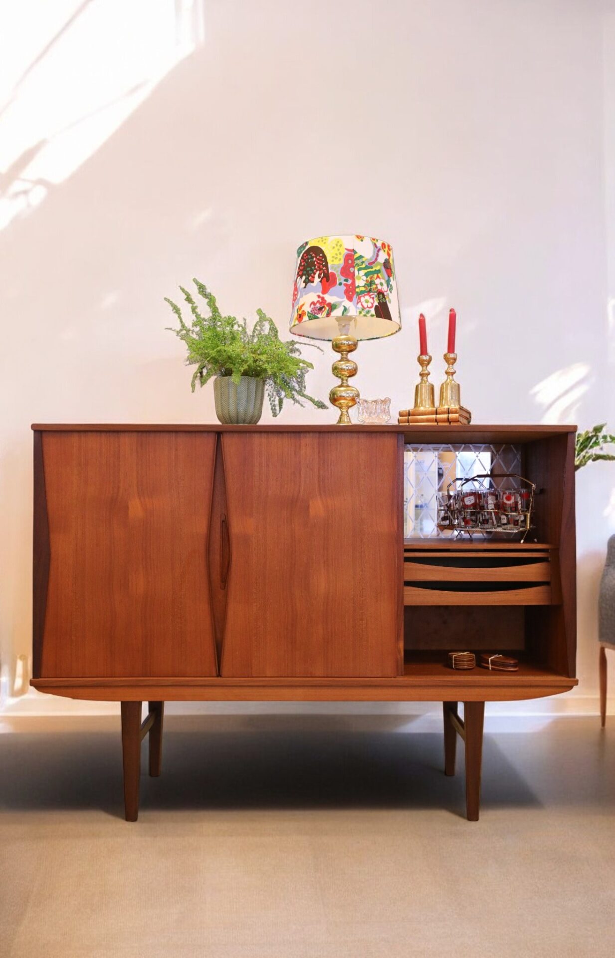 Läs mer om artikeln Danskt nätt skåp i teak med skjutluckor. 155x43x113 cm