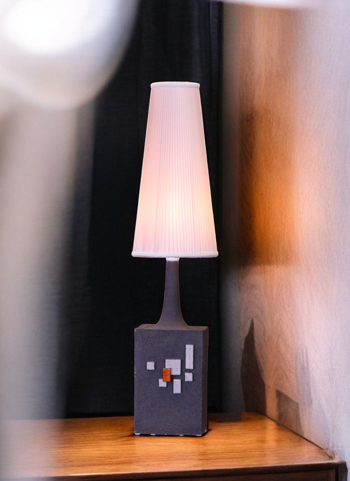 Läs mer om artikeln Dansk lampfot i keramik. 53 cm hög