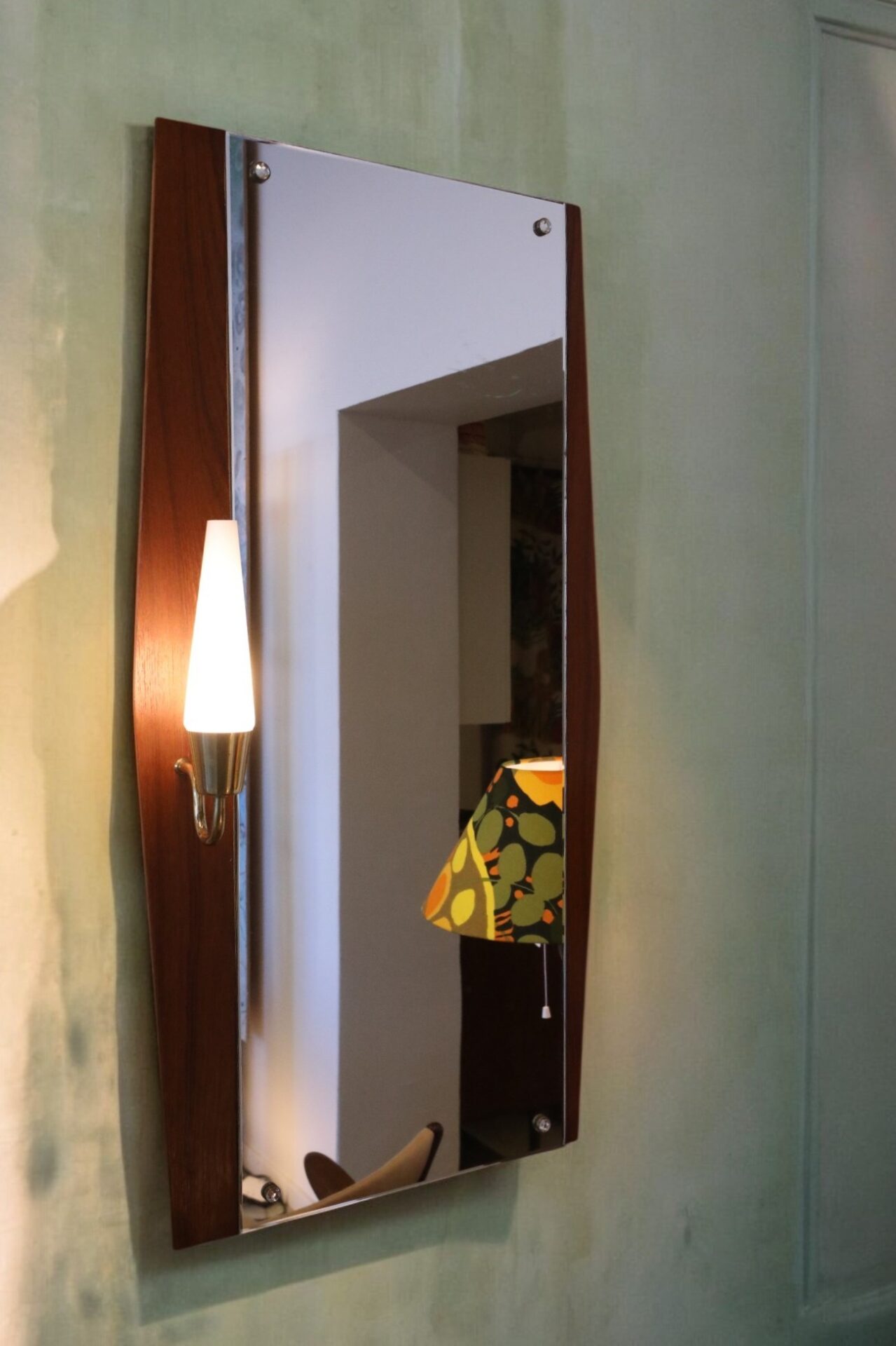 Läs mer om artikeln Spegel med belysning. 48x13x93 cm