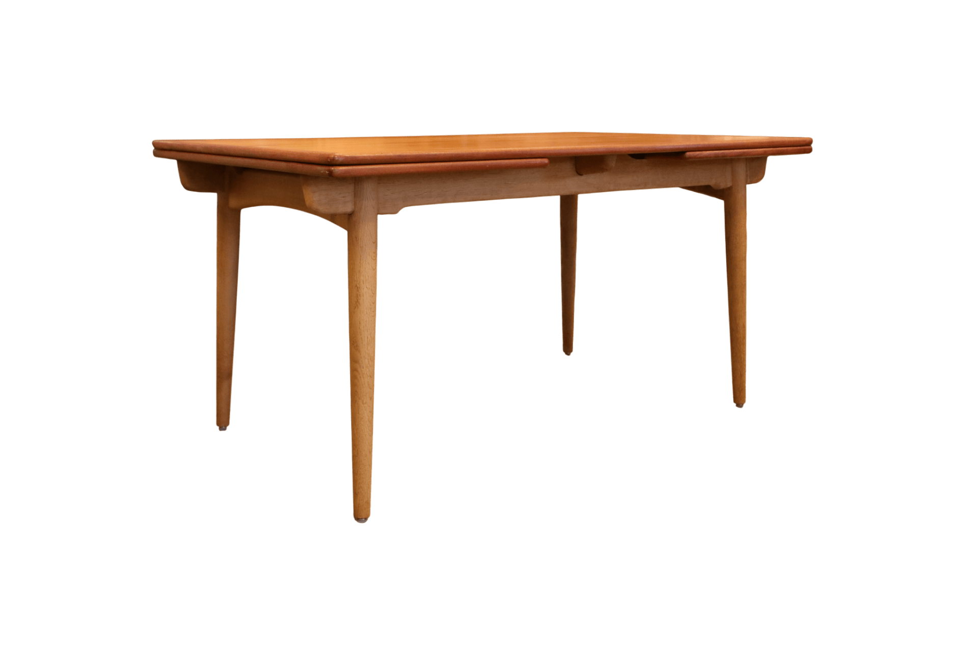 Läs mer om artikeln Hans Wegner matbord AT312 i teak och ek. 140x90x73+2×50 cm