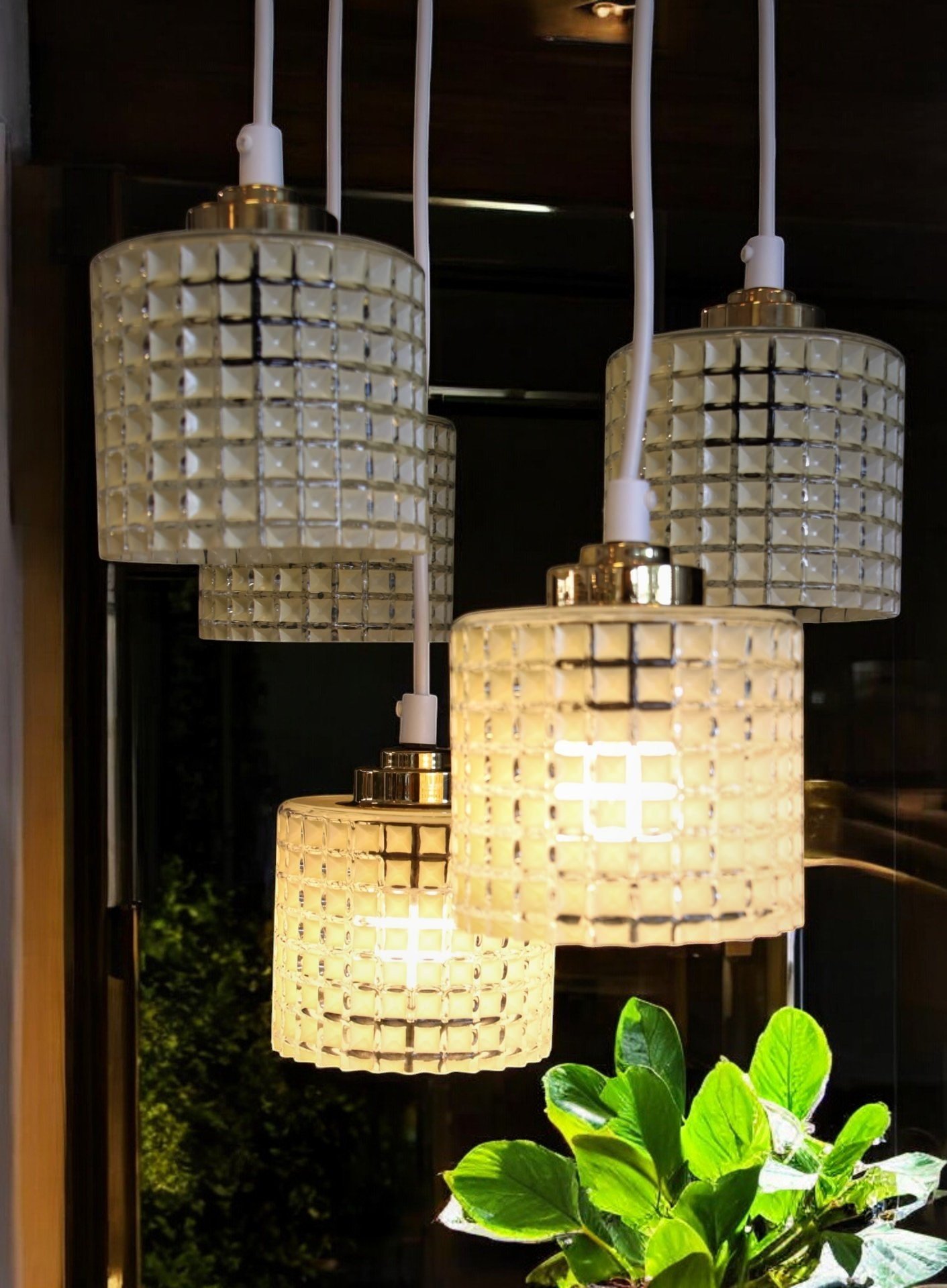 Läs mer om artikeln Hängande fönsterlampa med våfflat glas samt knopp i mässing. 13 cm ø