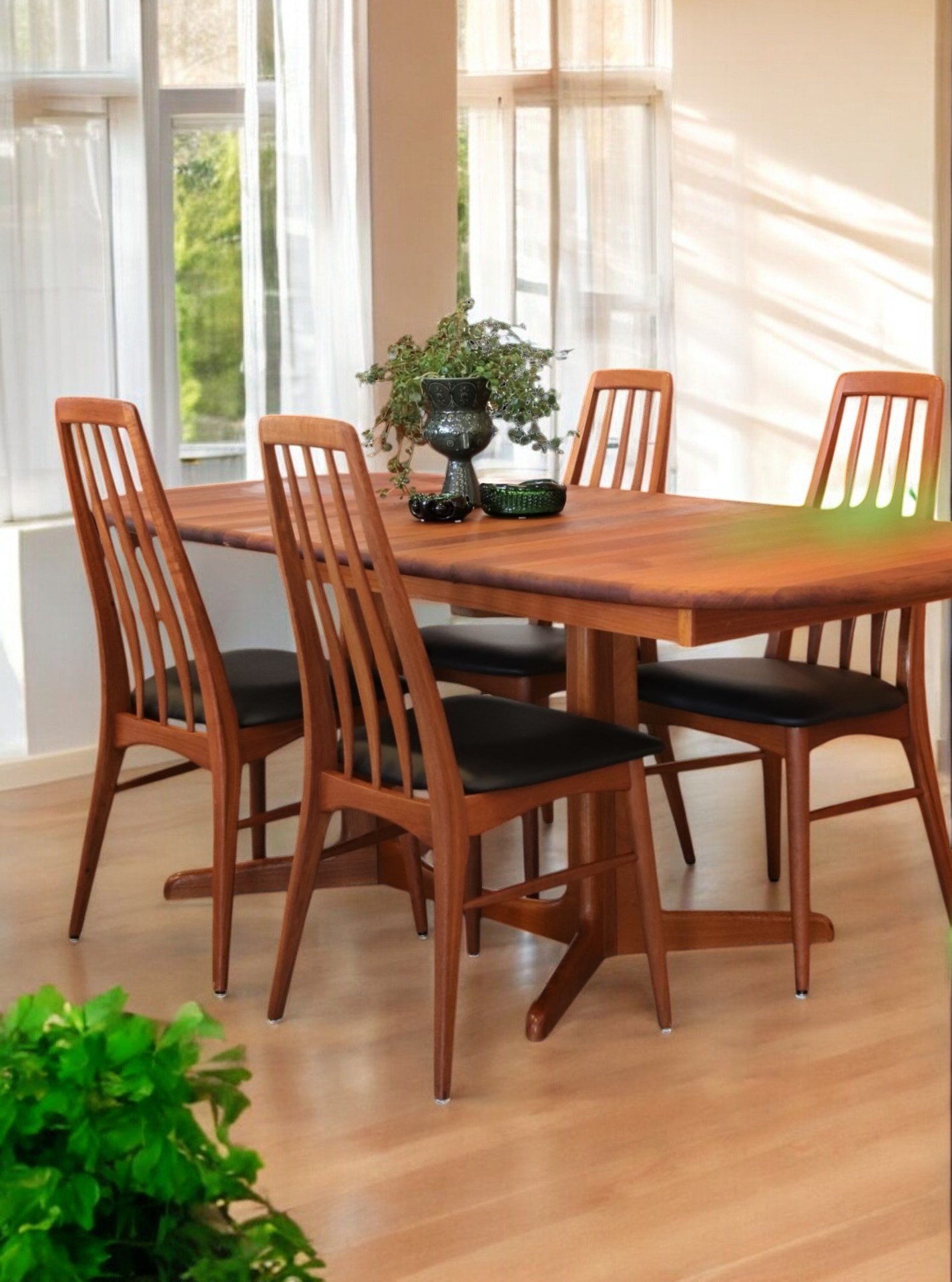 Läs mer om artikeln På ingång! Niels Kofoed stol Eva i massiv teak och klädsel i skinn. 49 cm bred