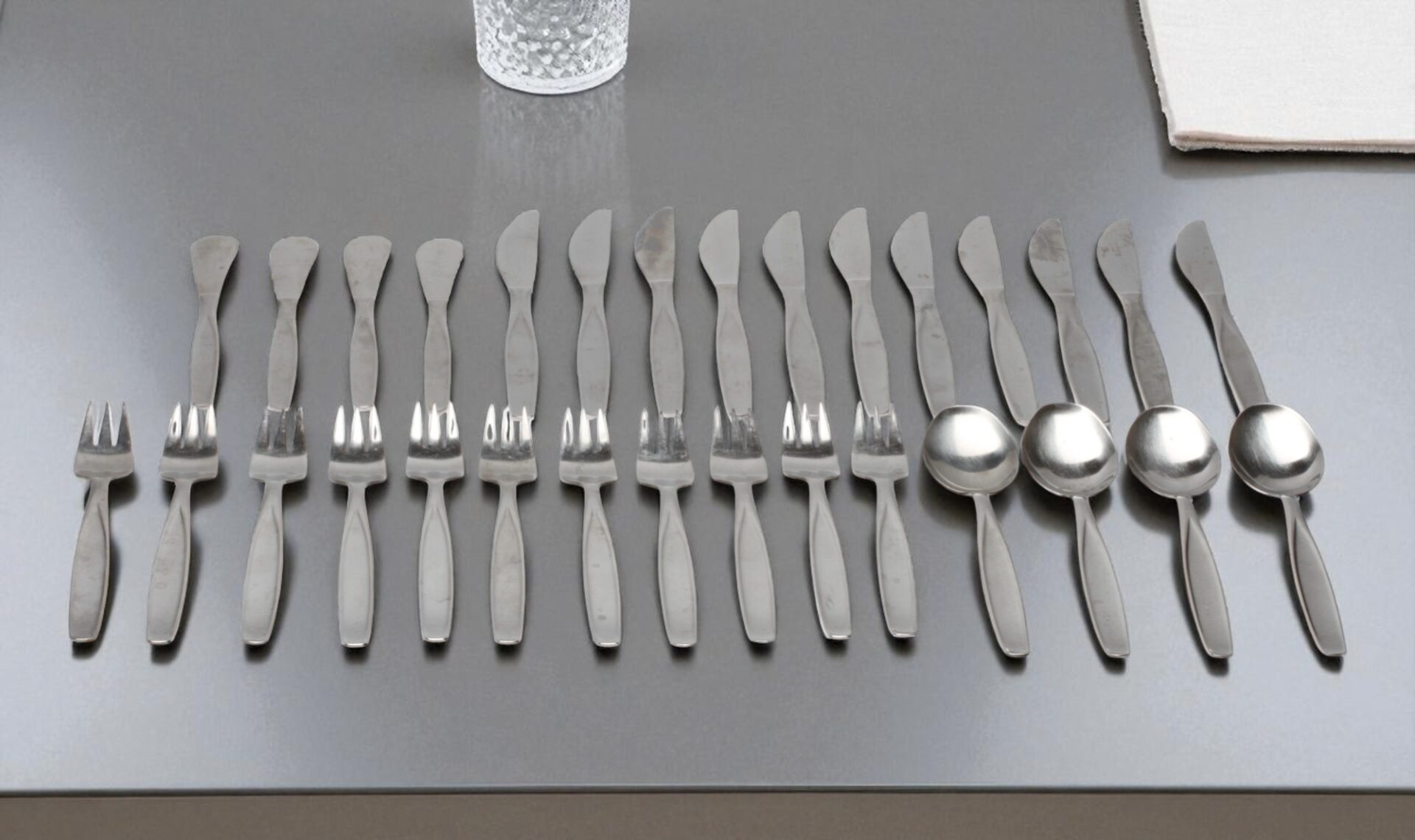 Läs mer om artikeln Adam Thylstrup för Nilsjohan bestick Capri i rostfritt