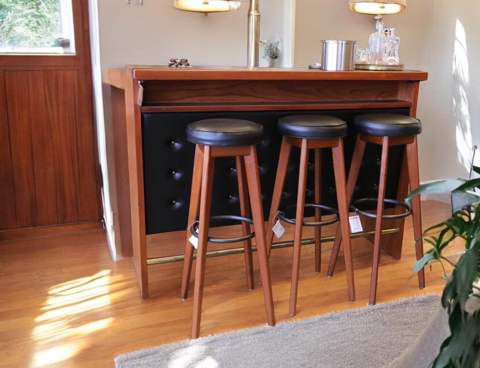 Läs mer om artikeln Dansk cocktailbar i teak och knappstoppad front. 150×50/58×111 cm. Reserverad