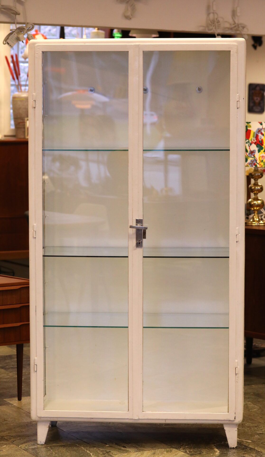 Läs mer om artikeln Dubbelt tandläkarskåp/läkarskåp i vitlackerad plåt. 94x45x177 cm