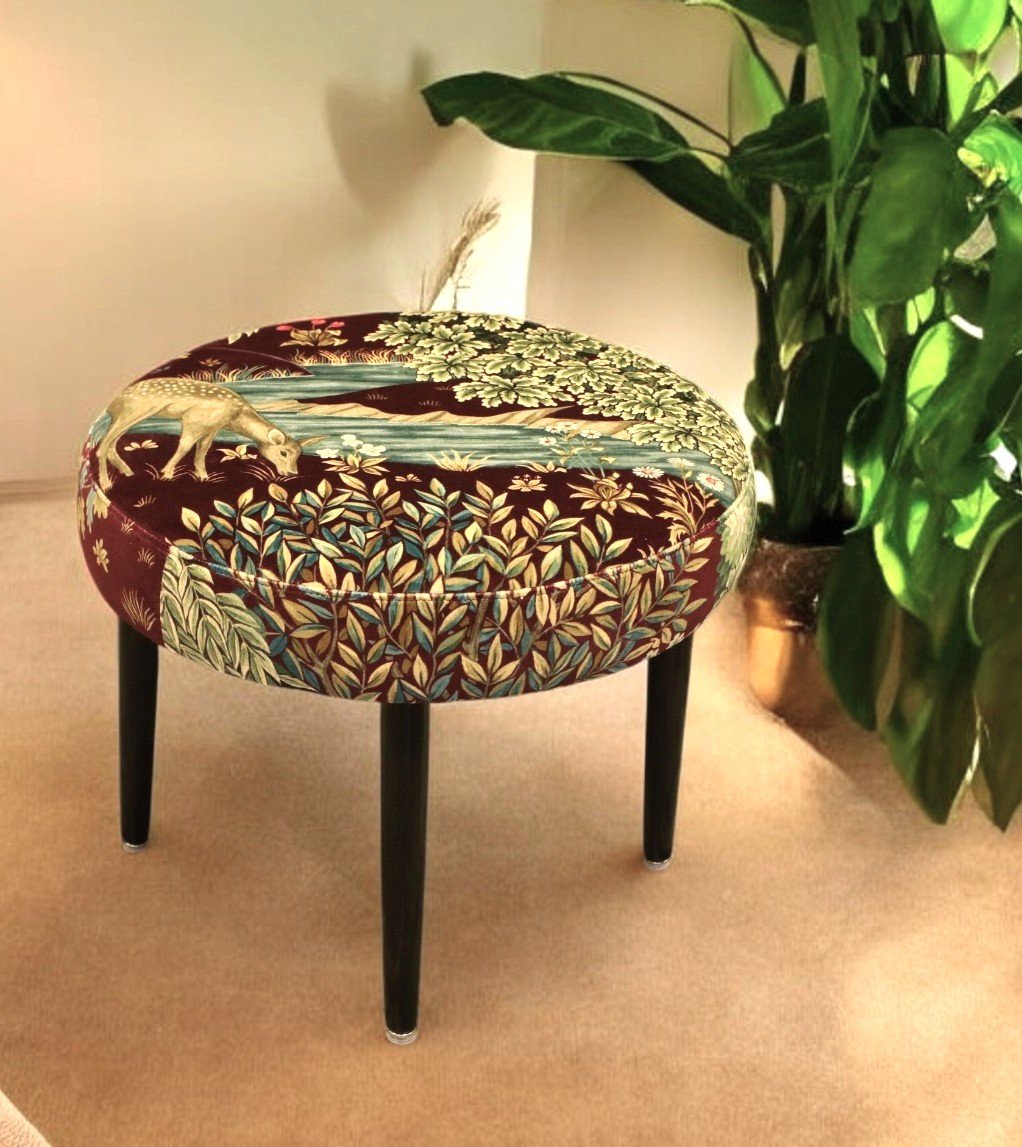 Läs mer om artikeln Rund pall klädd i The Brook Velvet Morris. 48 cm ø