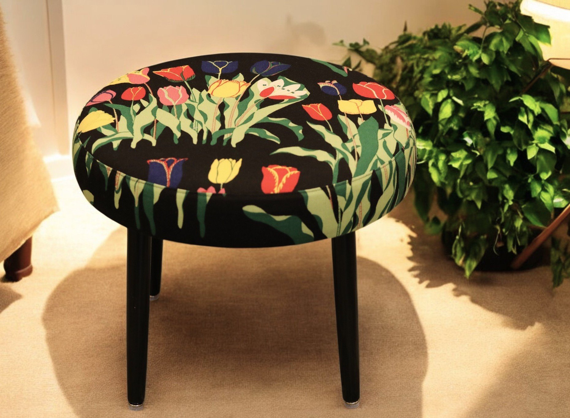 Läs mer om artikeln Rund pall klädd i Tulpaner Svenskt Tenn. 48 cm ø