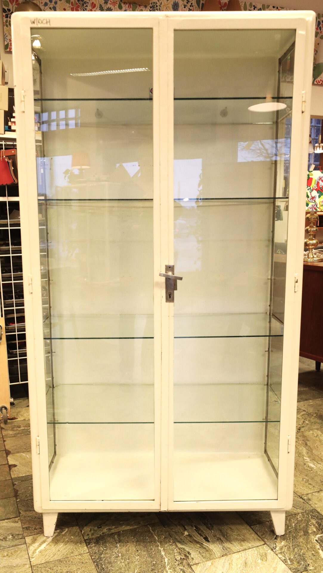 Läs mer om artikeln Flera på ingång! Dubbelt tandläkarskåp/läkarskåp i vitlackerad plåt. 94x45x177 cm. Reserverat