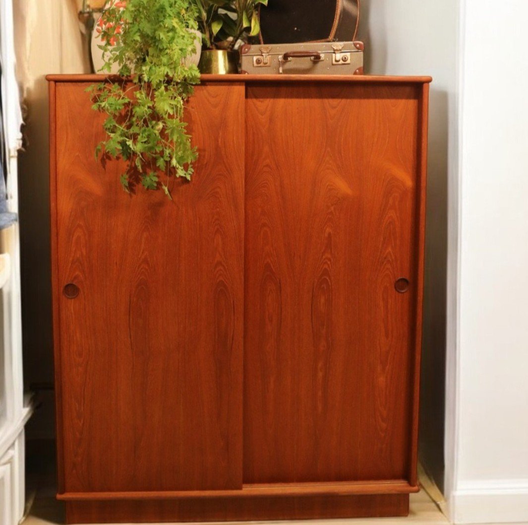 Läs mer om artikeln Dansk garderob i teak. 136x61x167 cm