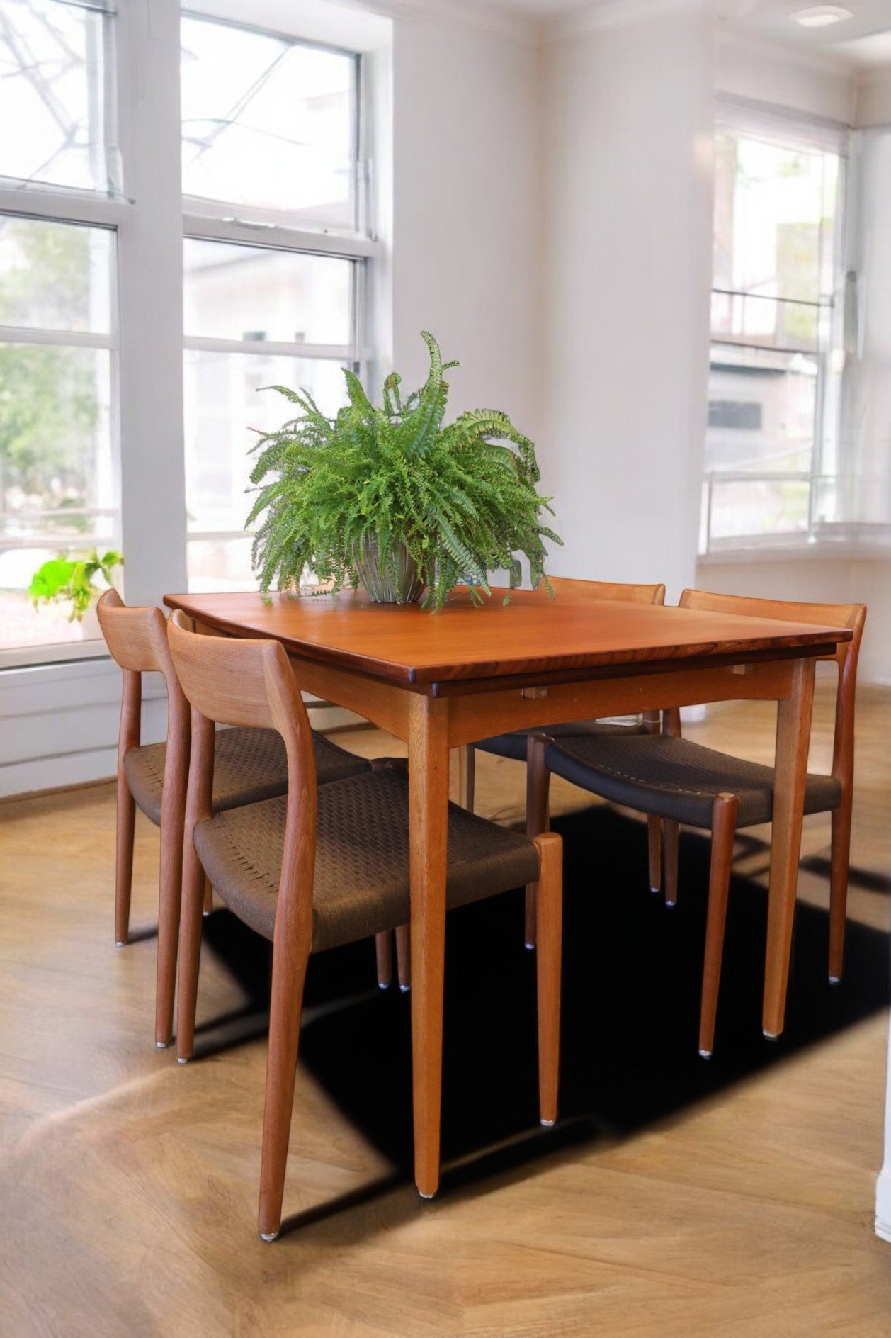 Läs mer om artikeln Matbord i teak och ek. 115x90x75+2×45 cm