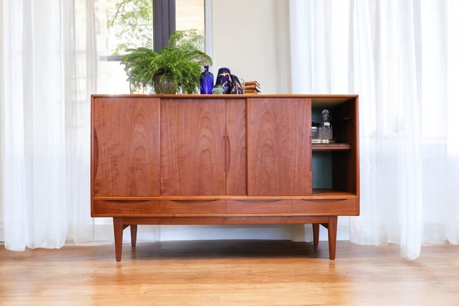 Läs mer om artikeln Danskt skåp i teak med bardel. 185x43x116 cm