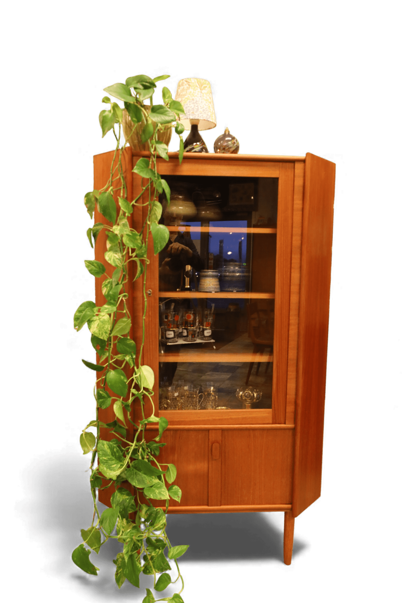 Läs mer om artikeln Gunni Oman Danmark hörnskåp i teak med vitrindörr. 89x57x153 cm