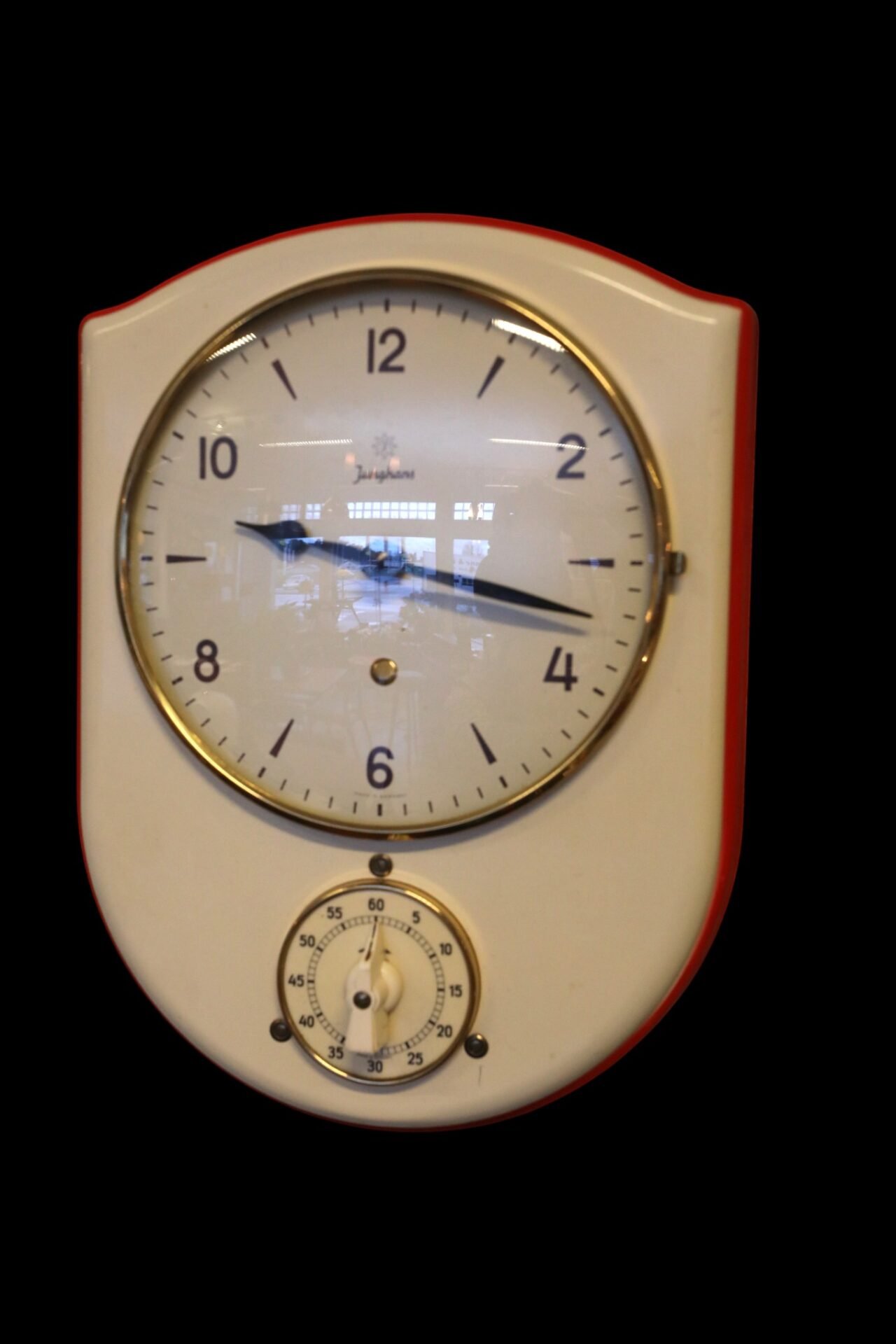 Läs mer om artikeln Junghans väggklocka med äggklocka. 22×29 cm