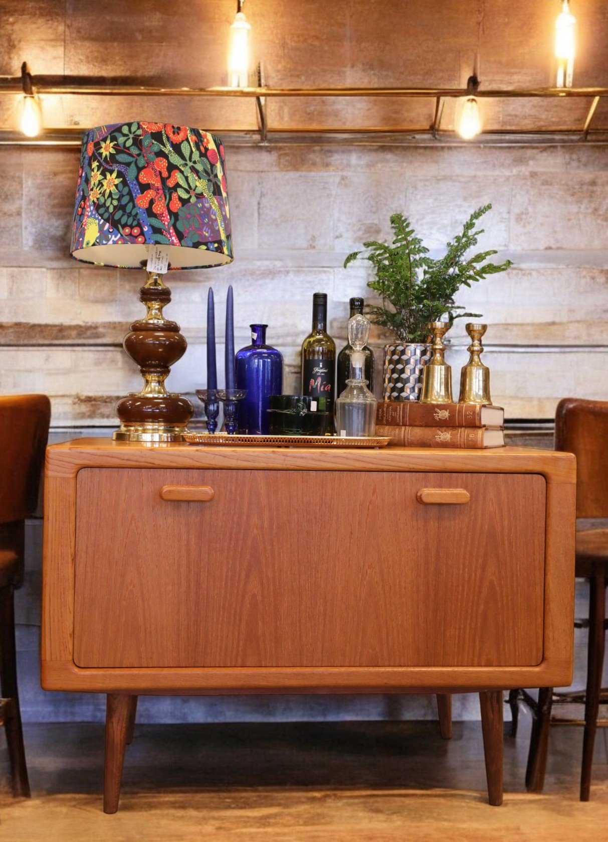 Läs mer om artikeln Dyrlund Danmark barskåp/hurts i teak. 100x50x70 cm