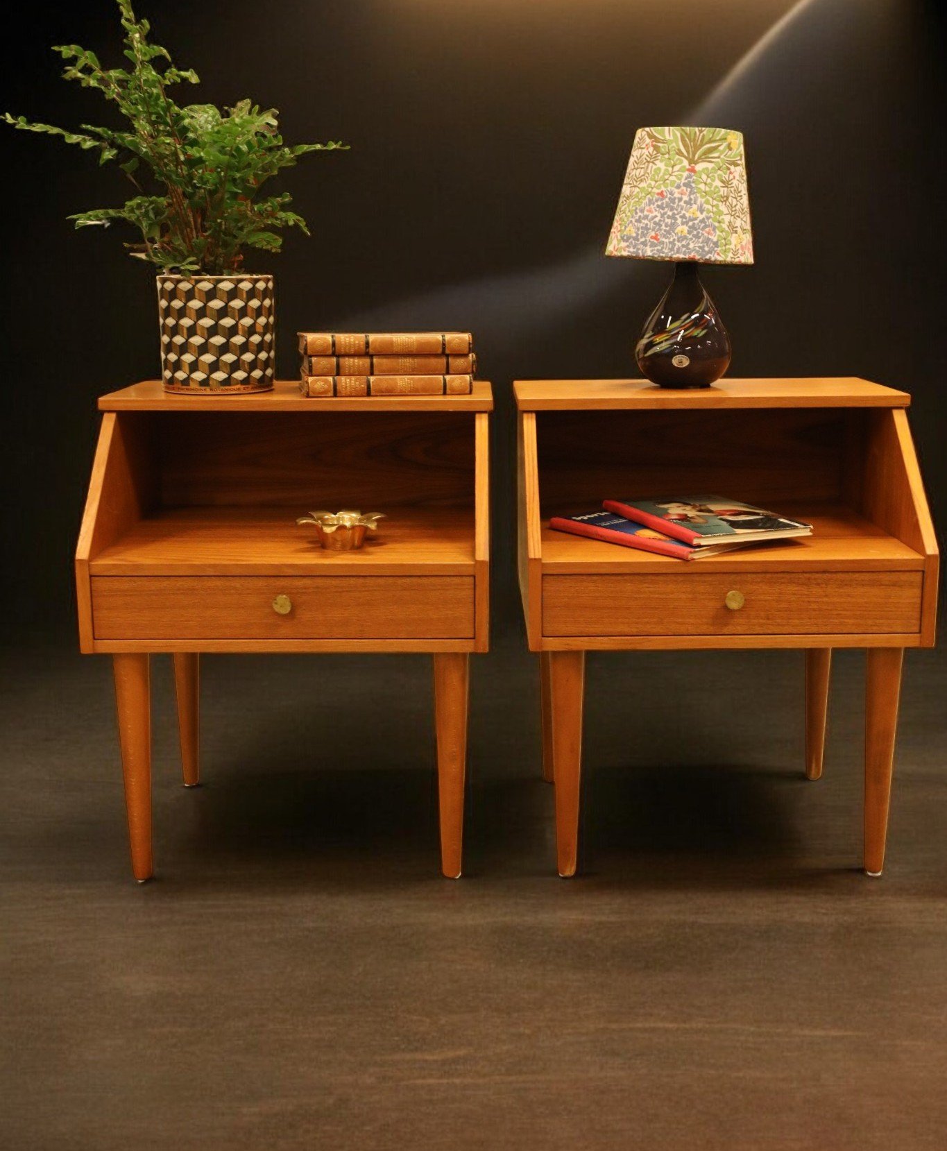 Läs mer om artikeln Paret nattduksbord i teak. 44x33x54 cm