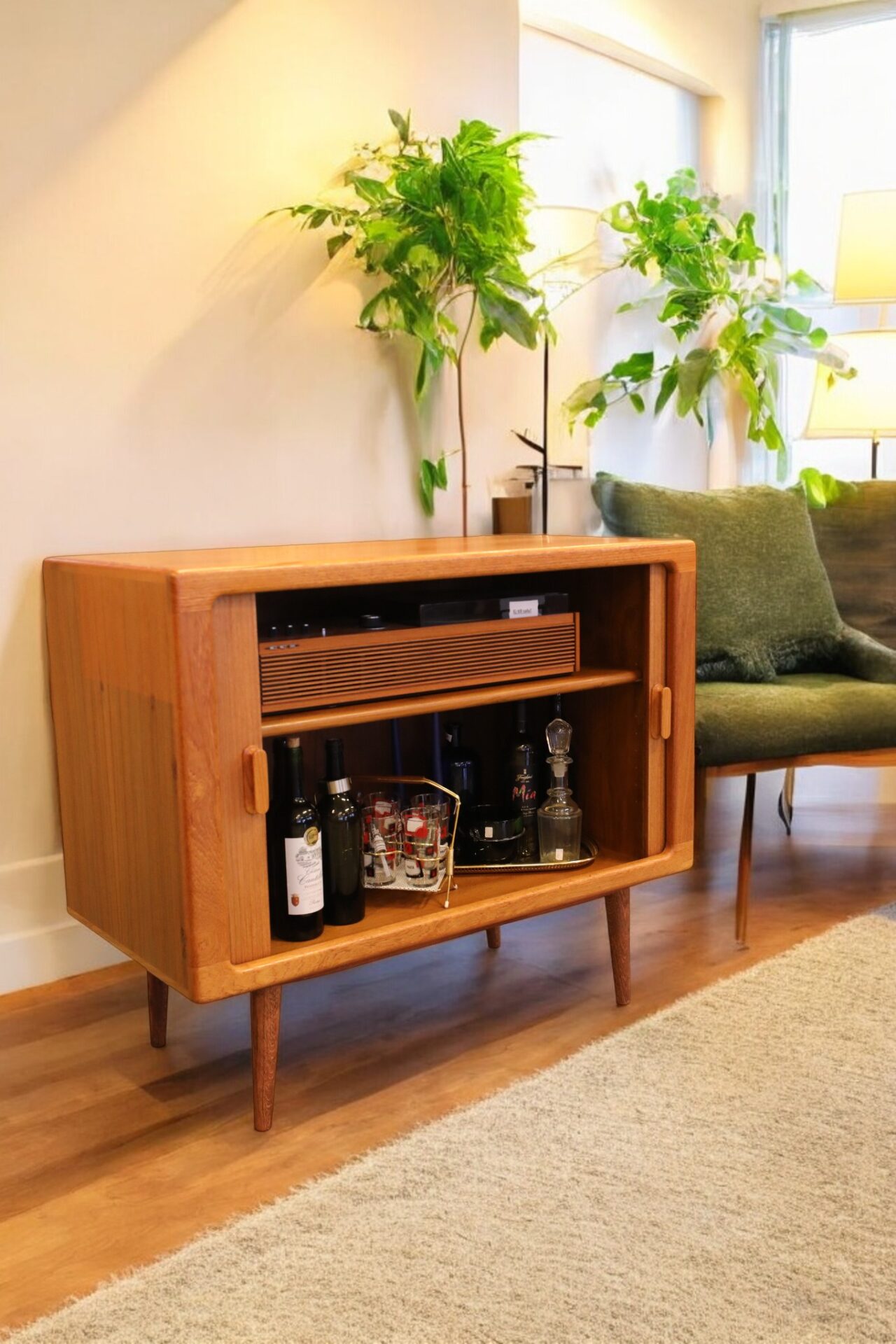 Läs mer om artikeln Dyrlund Danmark skåp i teak. 100x50x85 cm