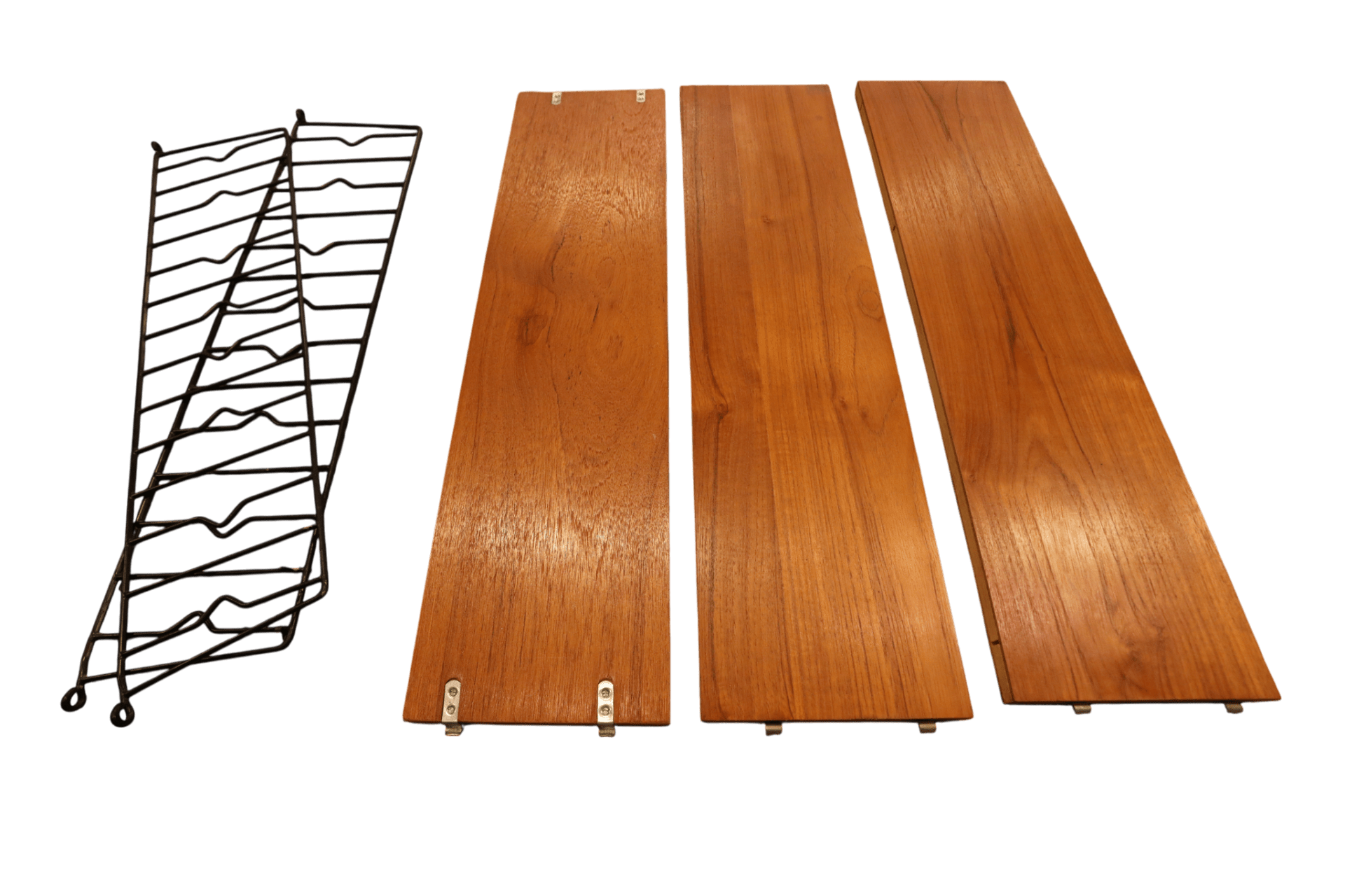 Läs mer om artikeln Vägghylla i stringmodell i teak med svarta gavlar. 80x20x78 cm