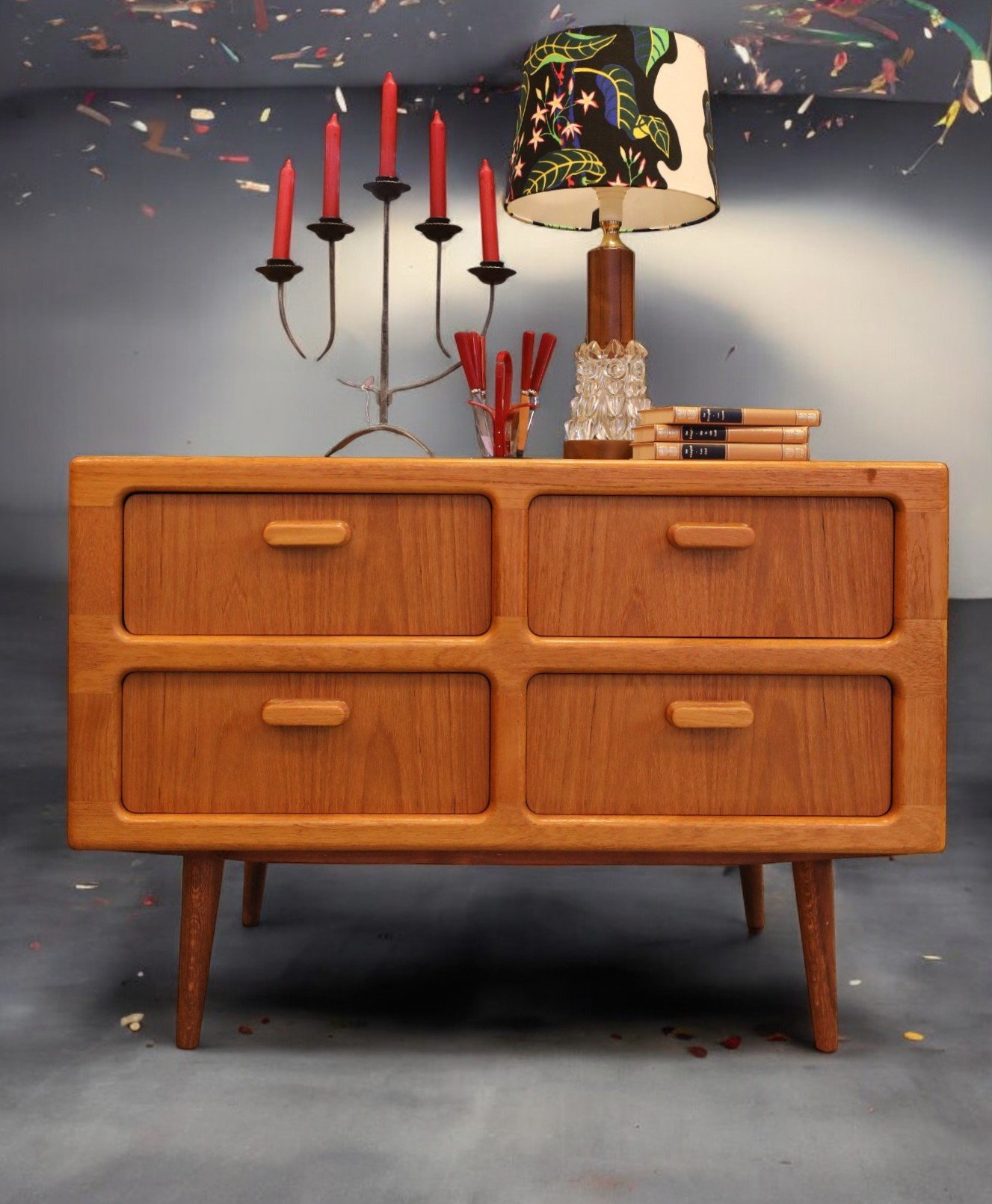 Läs mer om artikeln Dyrlund Danmark dubbelbyrå i teak. 100x50x70 cm