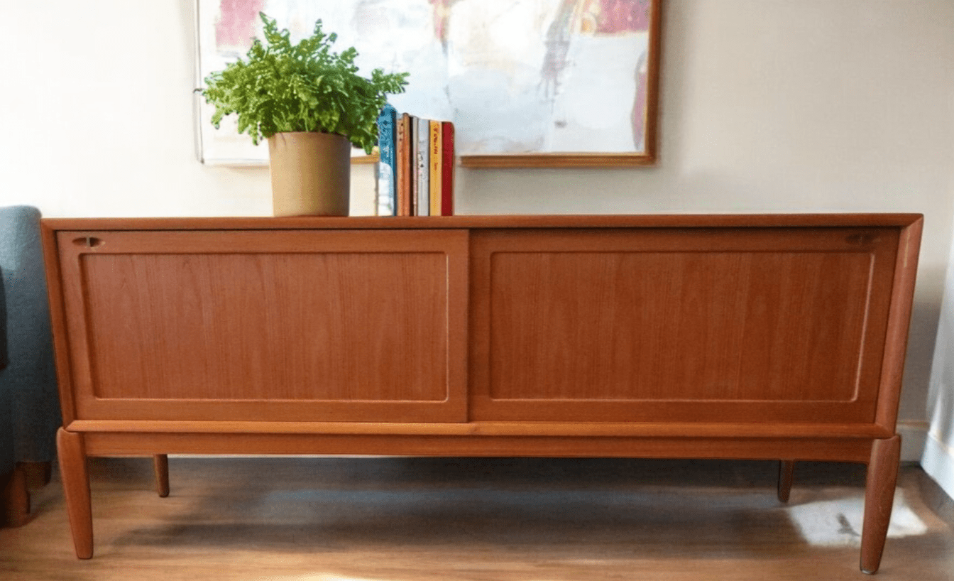 Läs mer om artikeln HW Klein för Bramin Møbler sideboard i teak. 190x45x81 cm