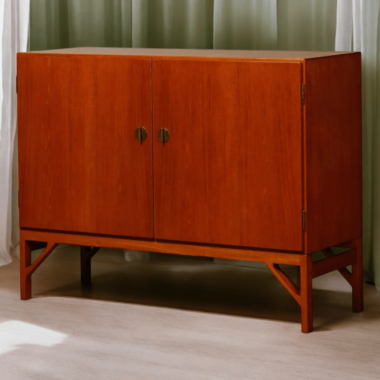 Läs mer om artikeln På ingång! Børge Mogensen China Cabinet modell 232 i teak.