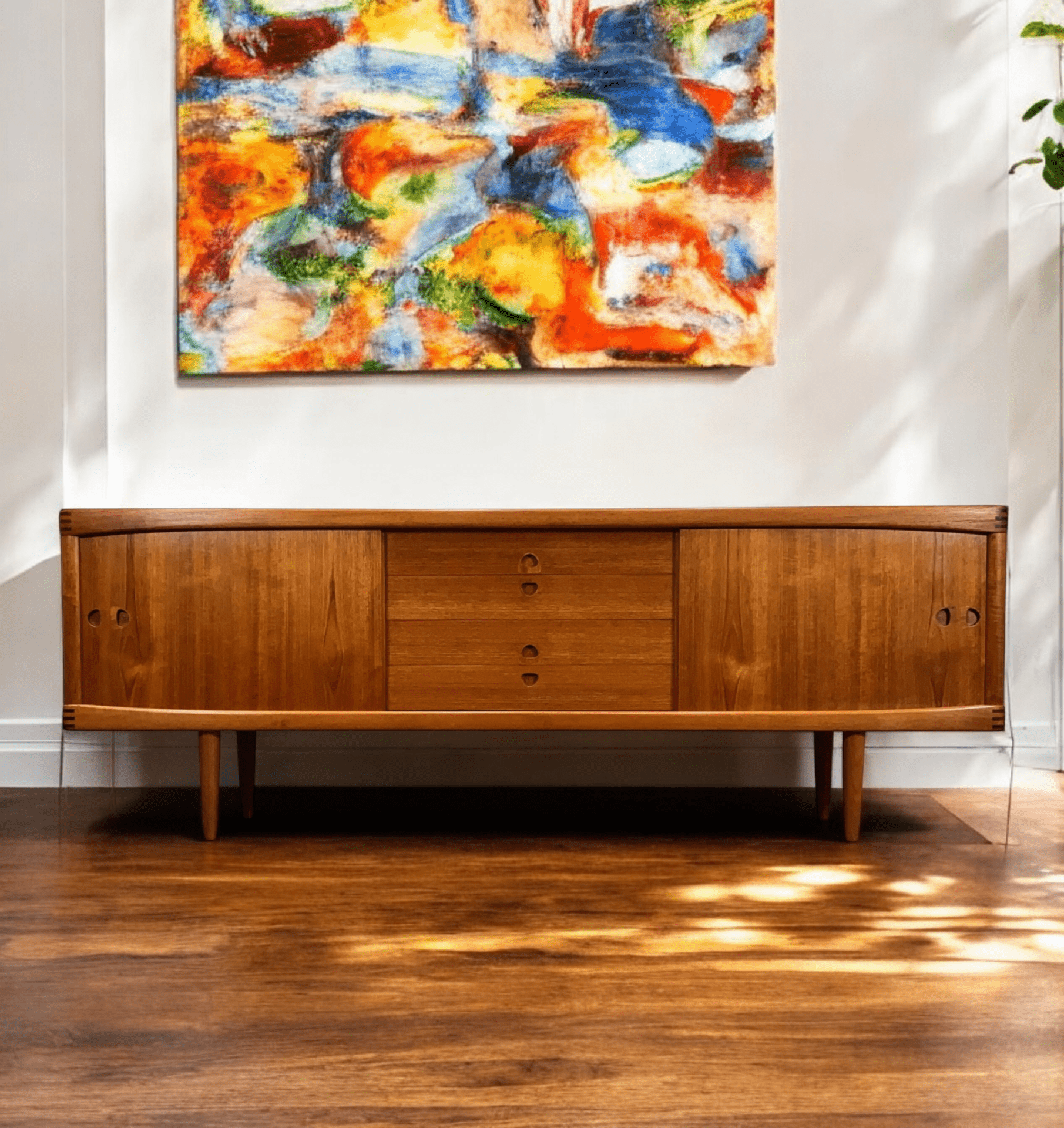 Läs mer om artikeln På ingång! HW Klein Bramin Möbler sideboard i teak. 225x45x80 cm