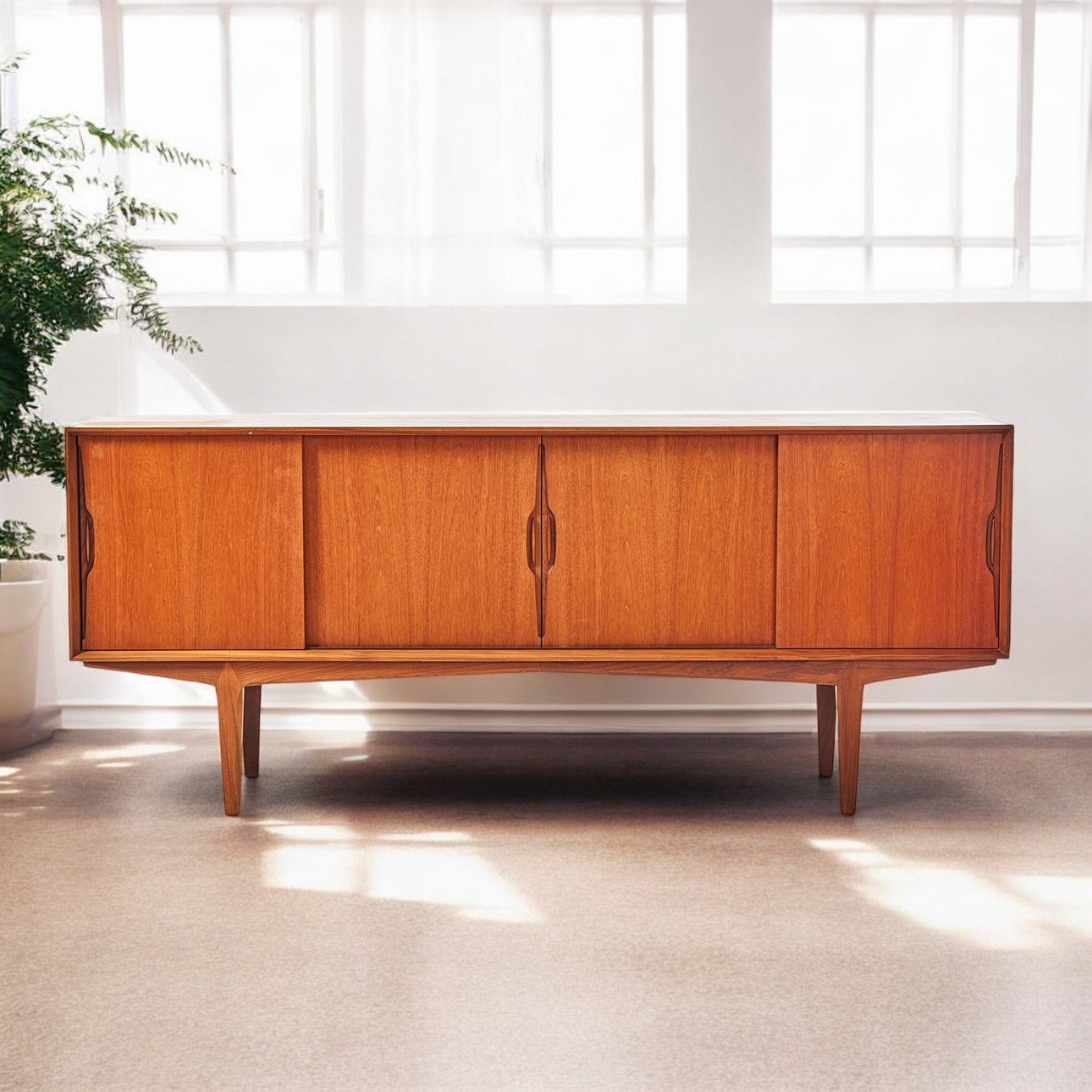 Läs mer om artikeln På ingång! Knud Nielsen sideboard modell 42 i teak. 200x46x84 cm