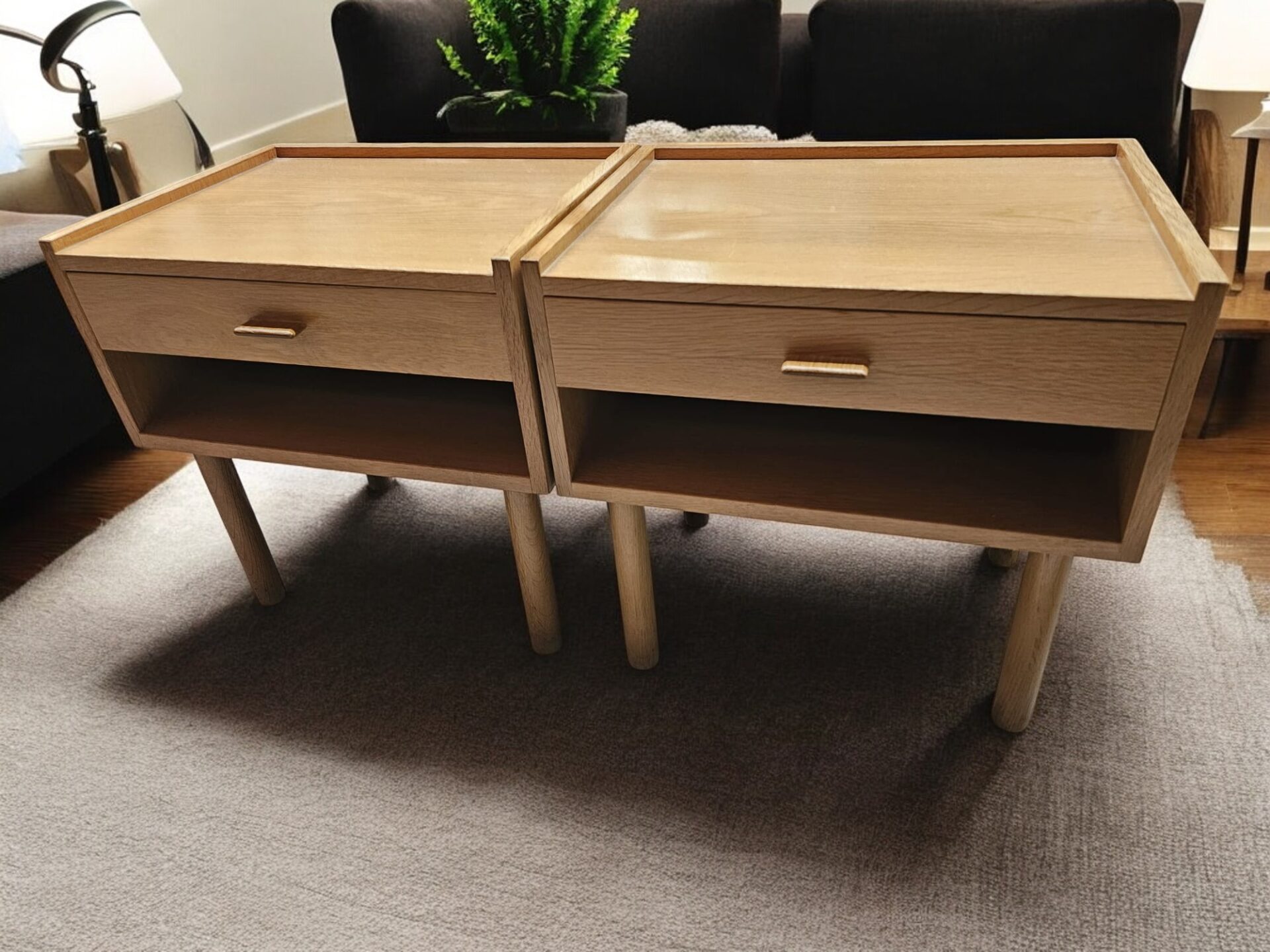 Läs mer om artikeln På ingång! Hans J. Wegner paret nattduksbord i ek. 48x35x48 cm