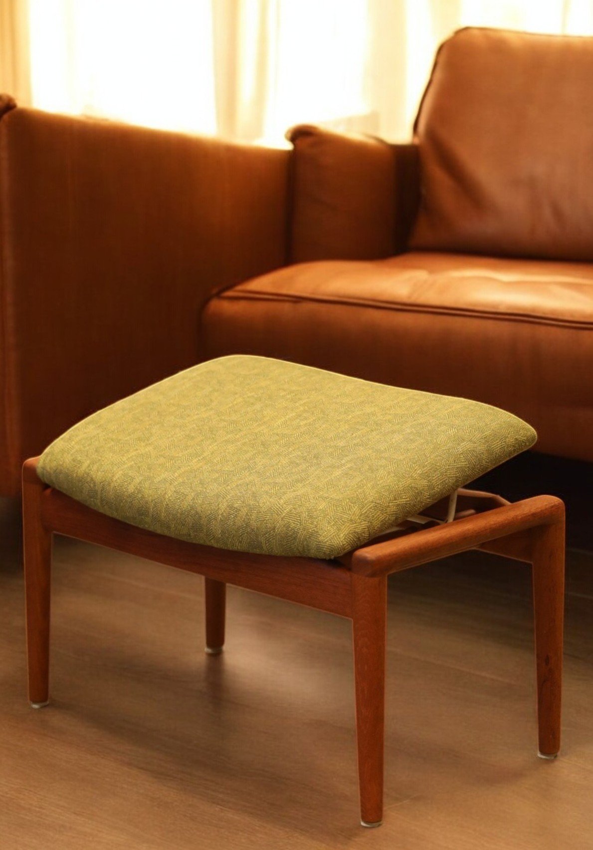 Läs mer om artikeln Pall i teak med ställbar sits. 60x39x34-41 cm