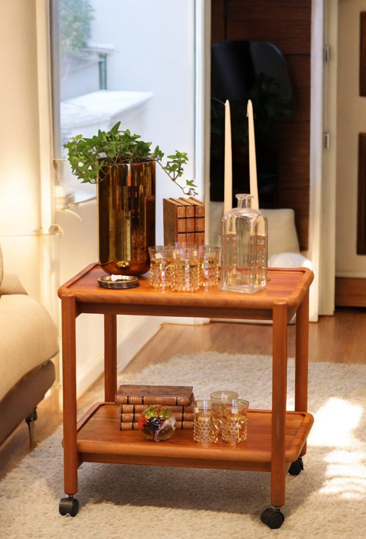 Läs mer om artikeln Dansk drinkvagn i teak med lösa brickor. 60x48x57 cm