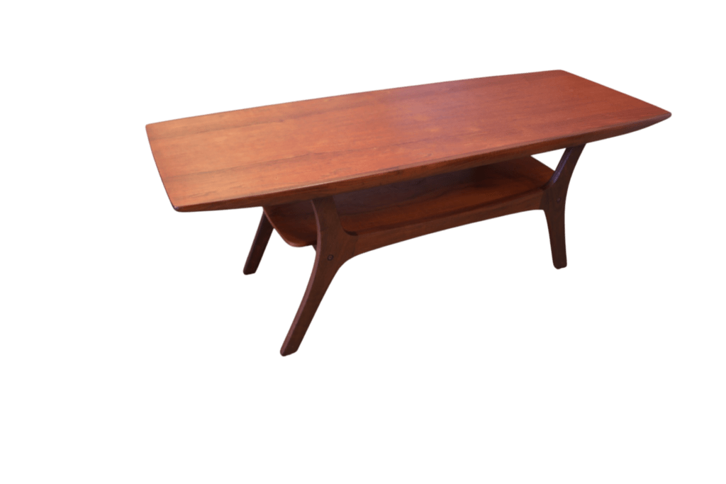 Danskt soffbord i teak med tidningshylla från 1960-talet. 135x53x55 cm