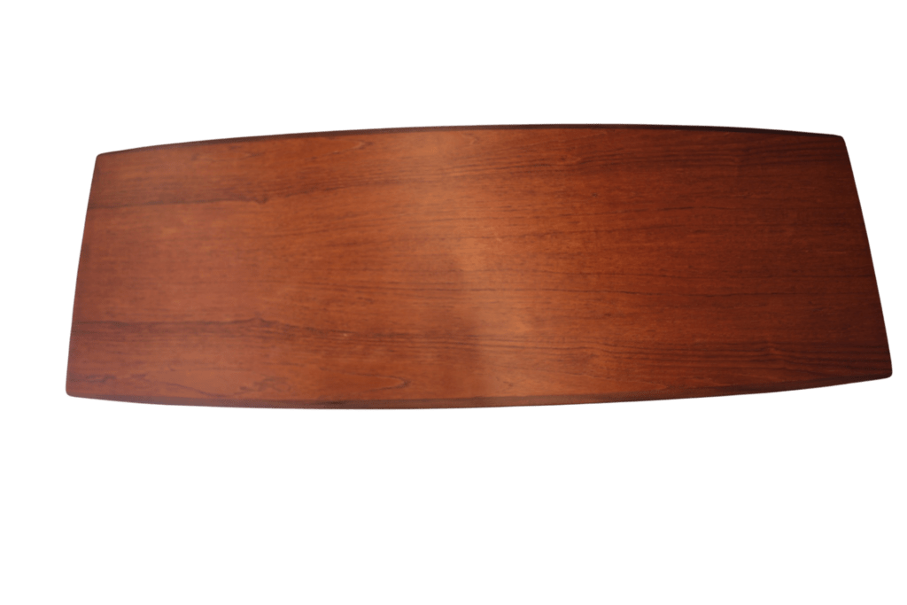 Danskt soffbord i teak med tidningshylla från 1960-talet. 135x53x55 cm