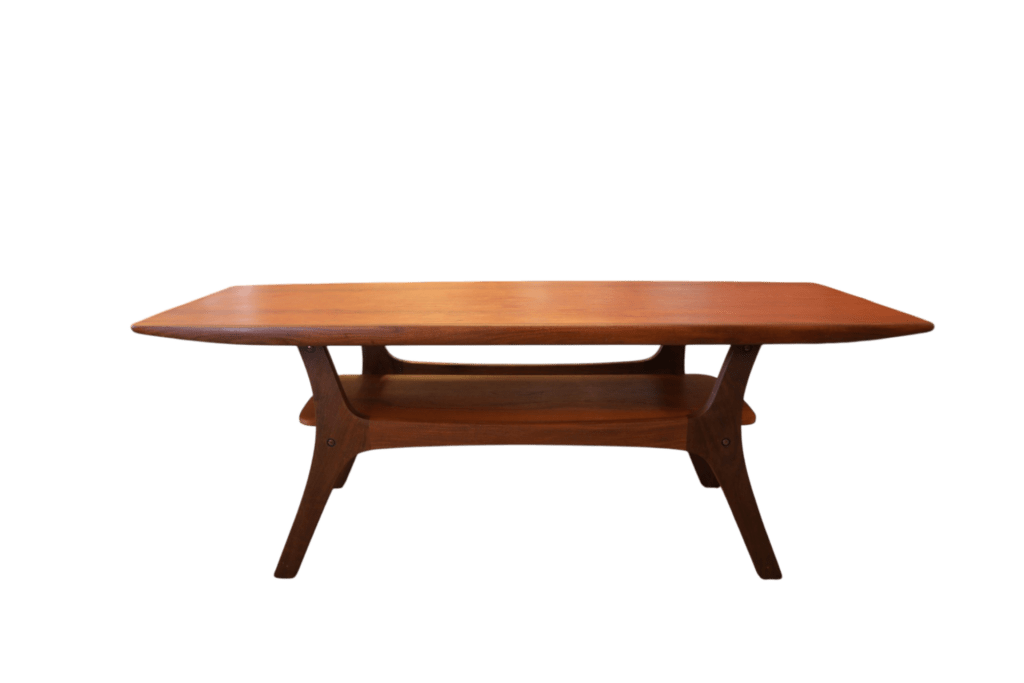 Danskt soffbord i teak med tidningshylla från 1960-talet. 135x53x55 cm
