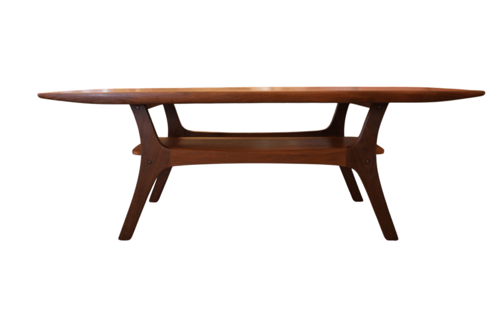 Danskt soffbord i teak med tidningshylla från 1960-talet. 135x53x55 cm