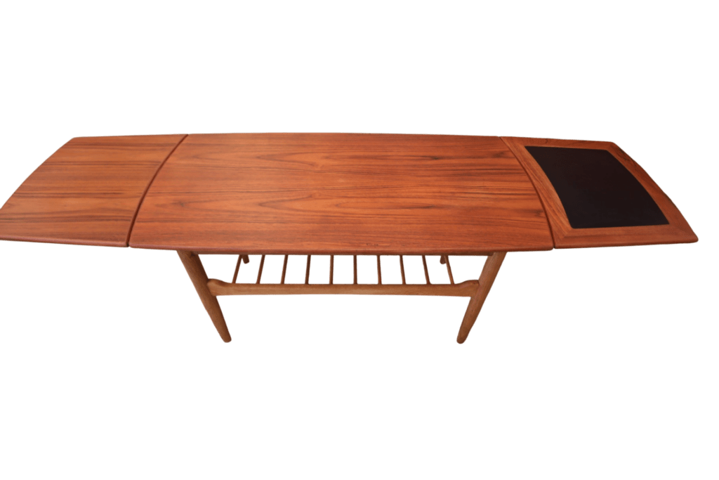 Danskt utdragbart soffbord i teak och ek med tidningshylla. 104x52x54+2x36 cm
